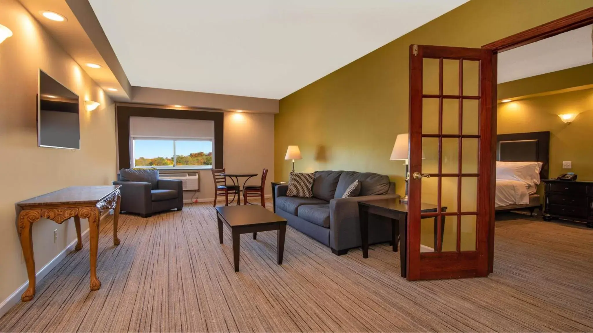 Photo of the whole room, Seating Area in Holiday Inn Express Stony Brook-Long Island, an IHG Hotel