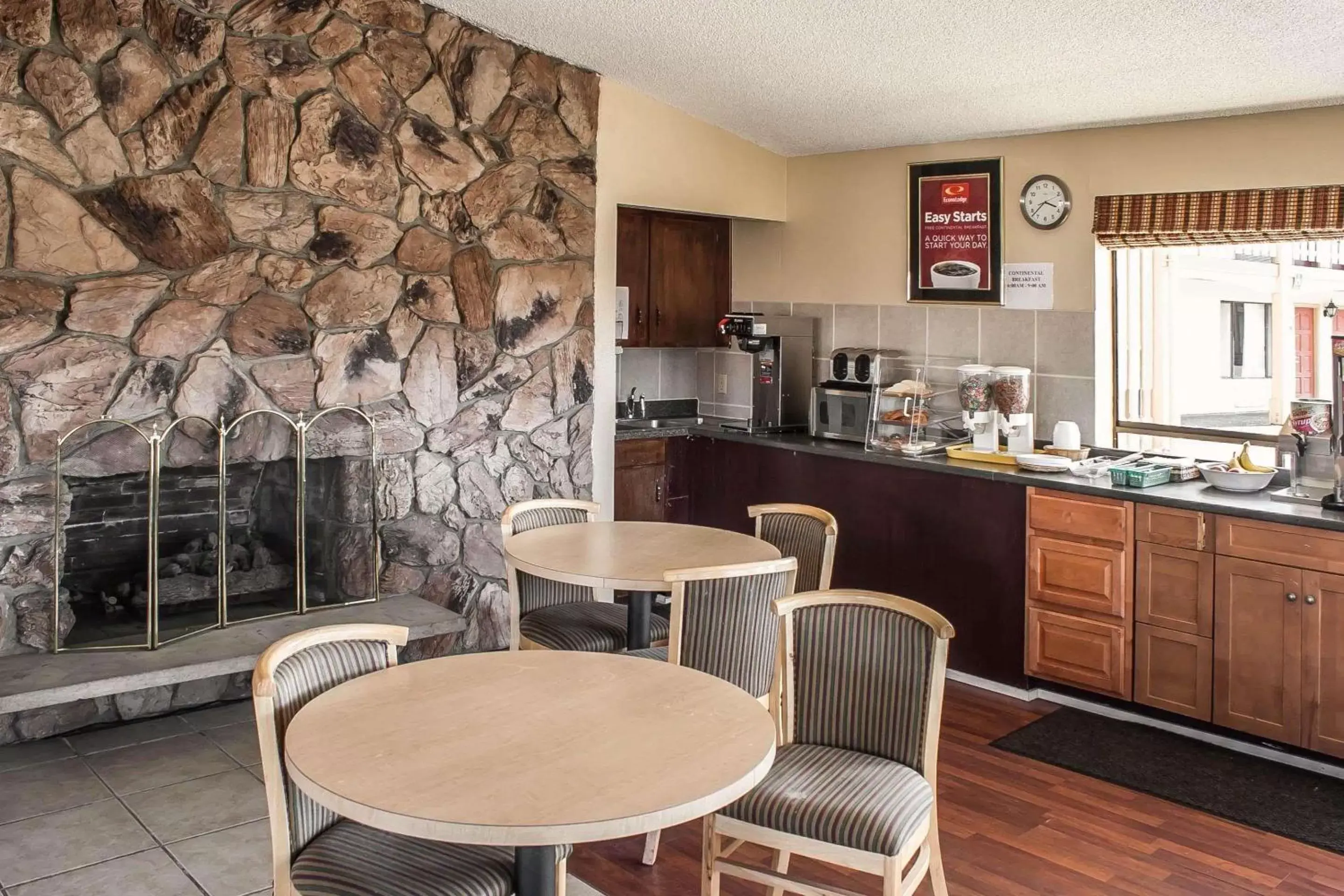 Restaurant/Places to Eat in Econo Lodge Inn & Suites Hoquiam