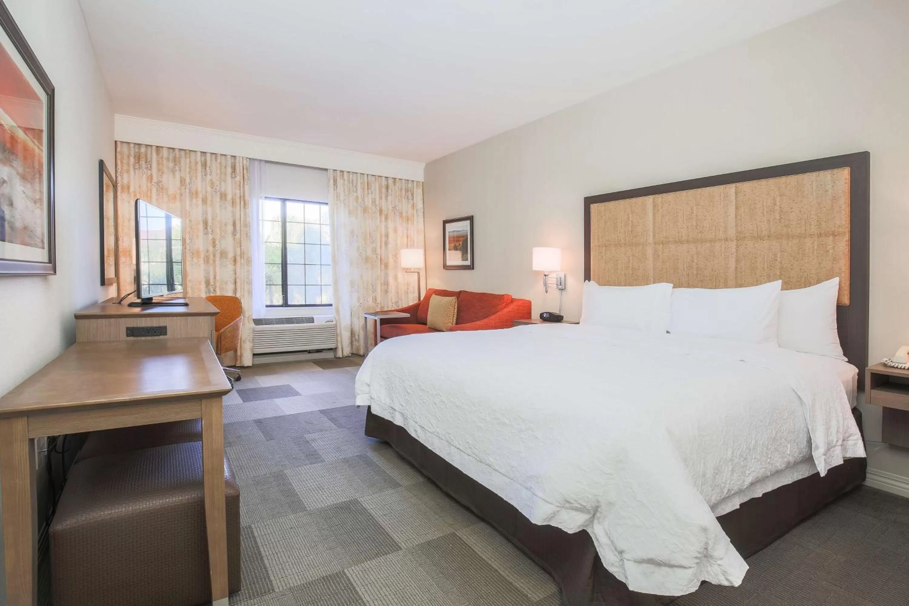 Bed in Hampton Inn & Suites Camarillo