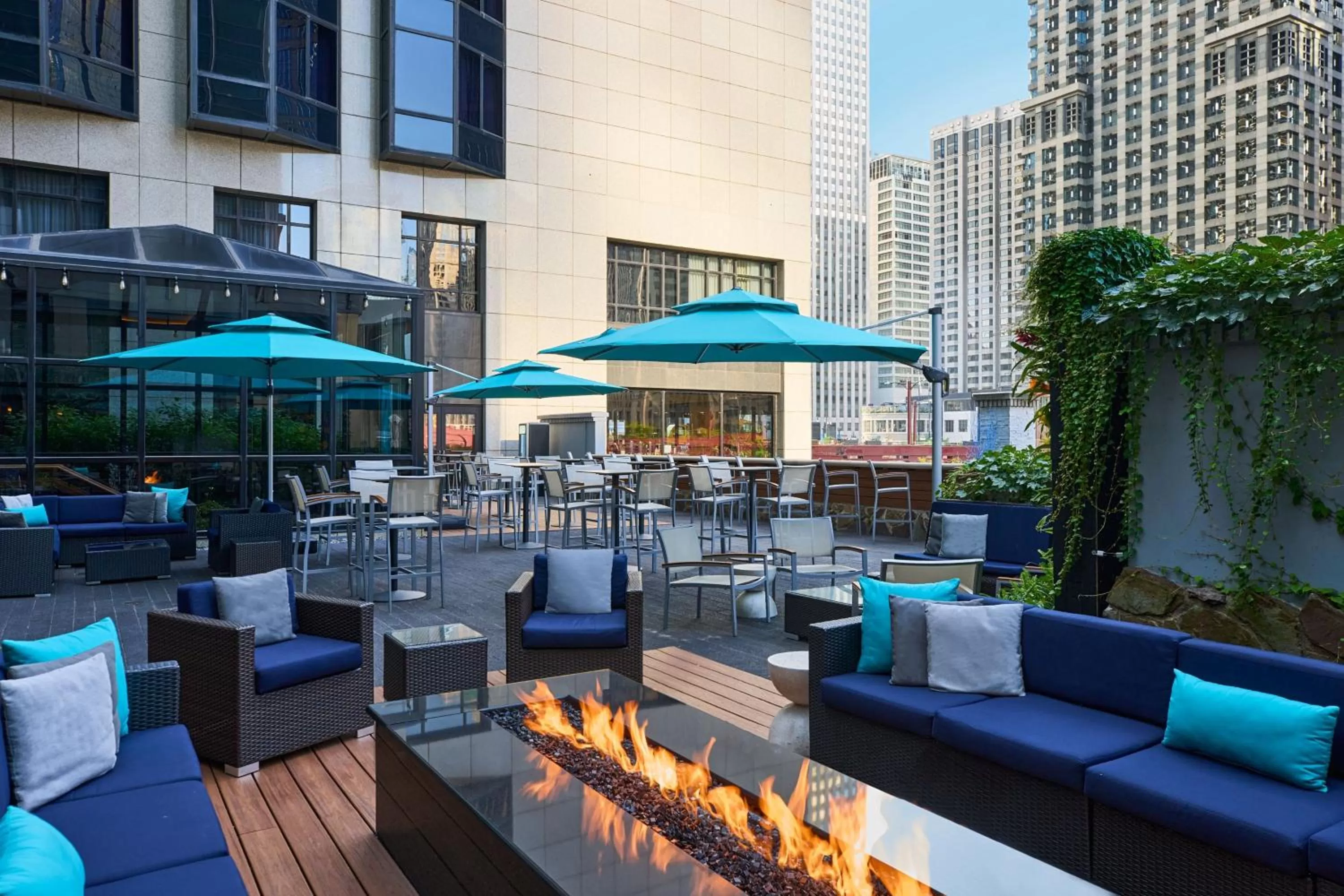 Lounge or bar in The Westin Chicago River North