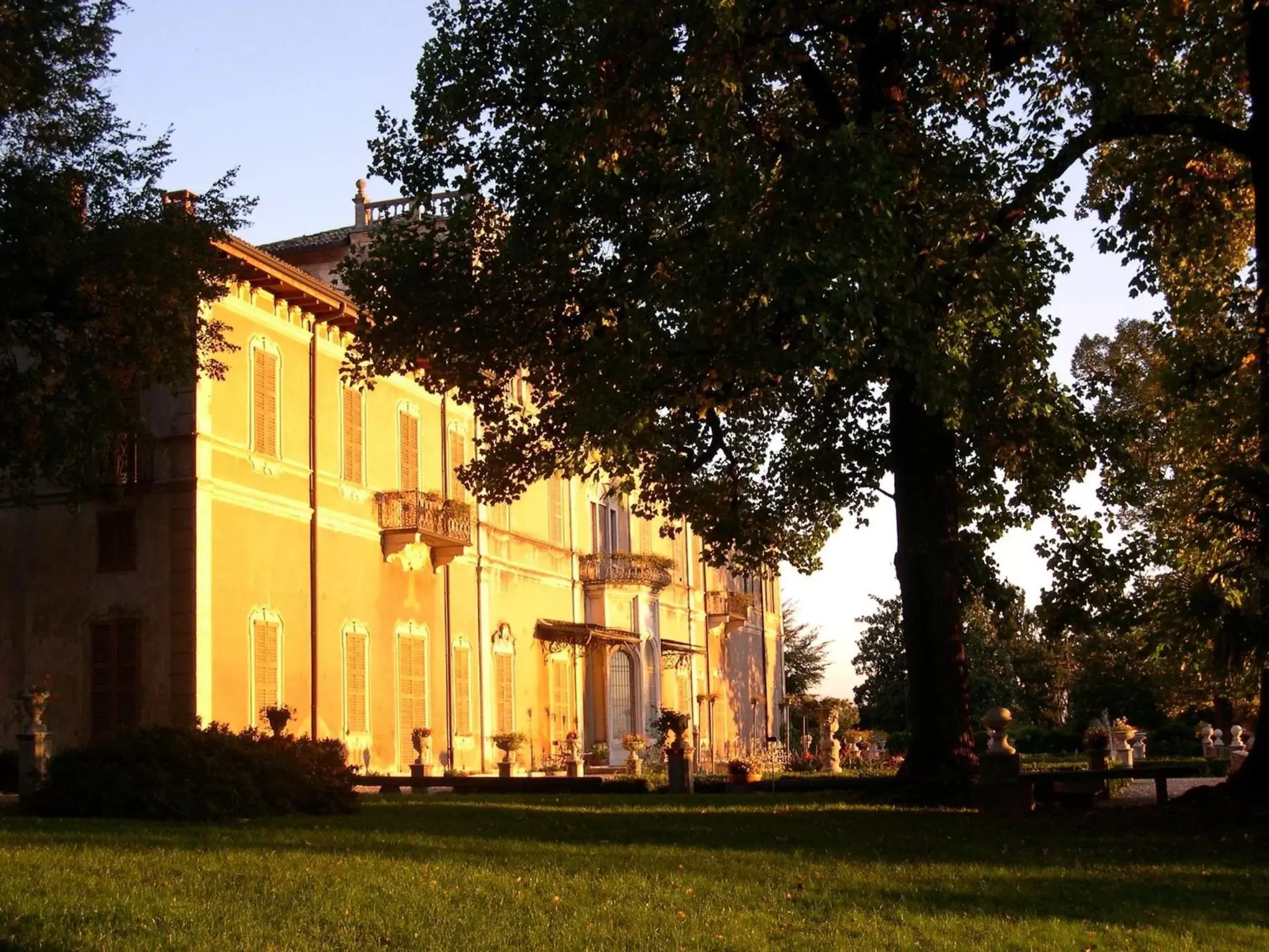 Facade/entrance, Property Building in Villa Cagnola