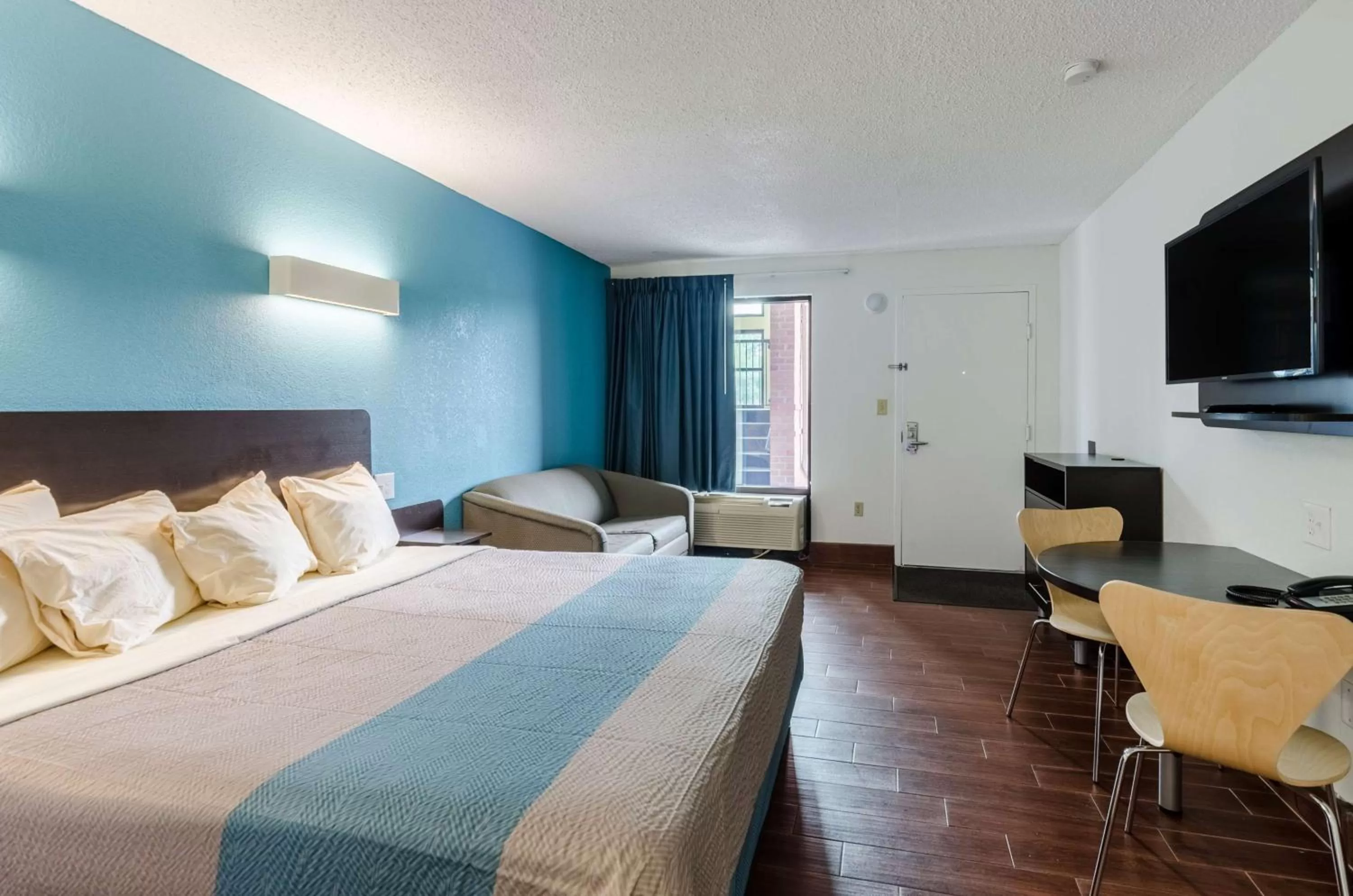 TV and multimedia, Bed in Motel 6-Lexington, VA