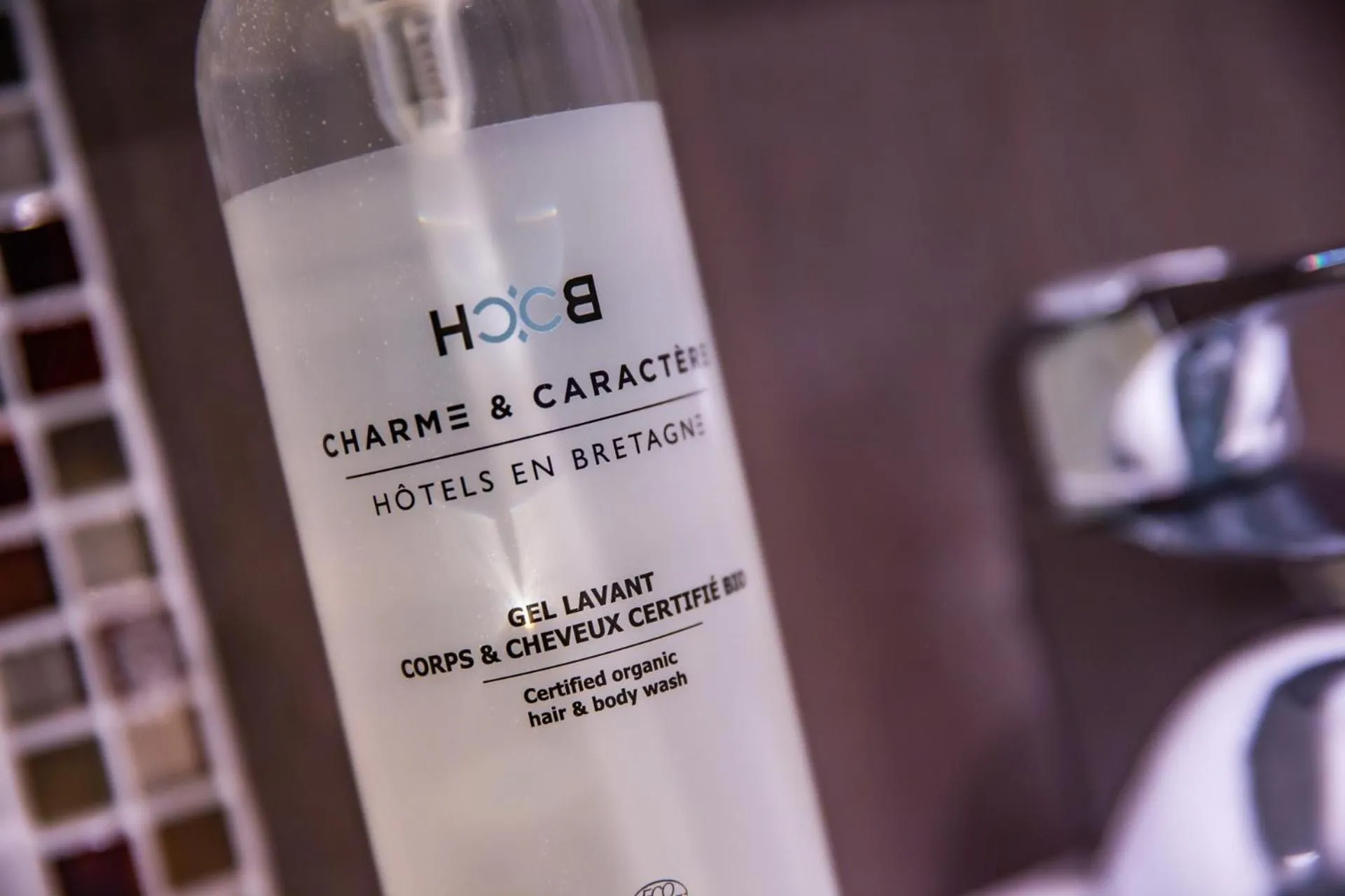 Bathroom in Hôtel du Château Dinan - Originals Boutique