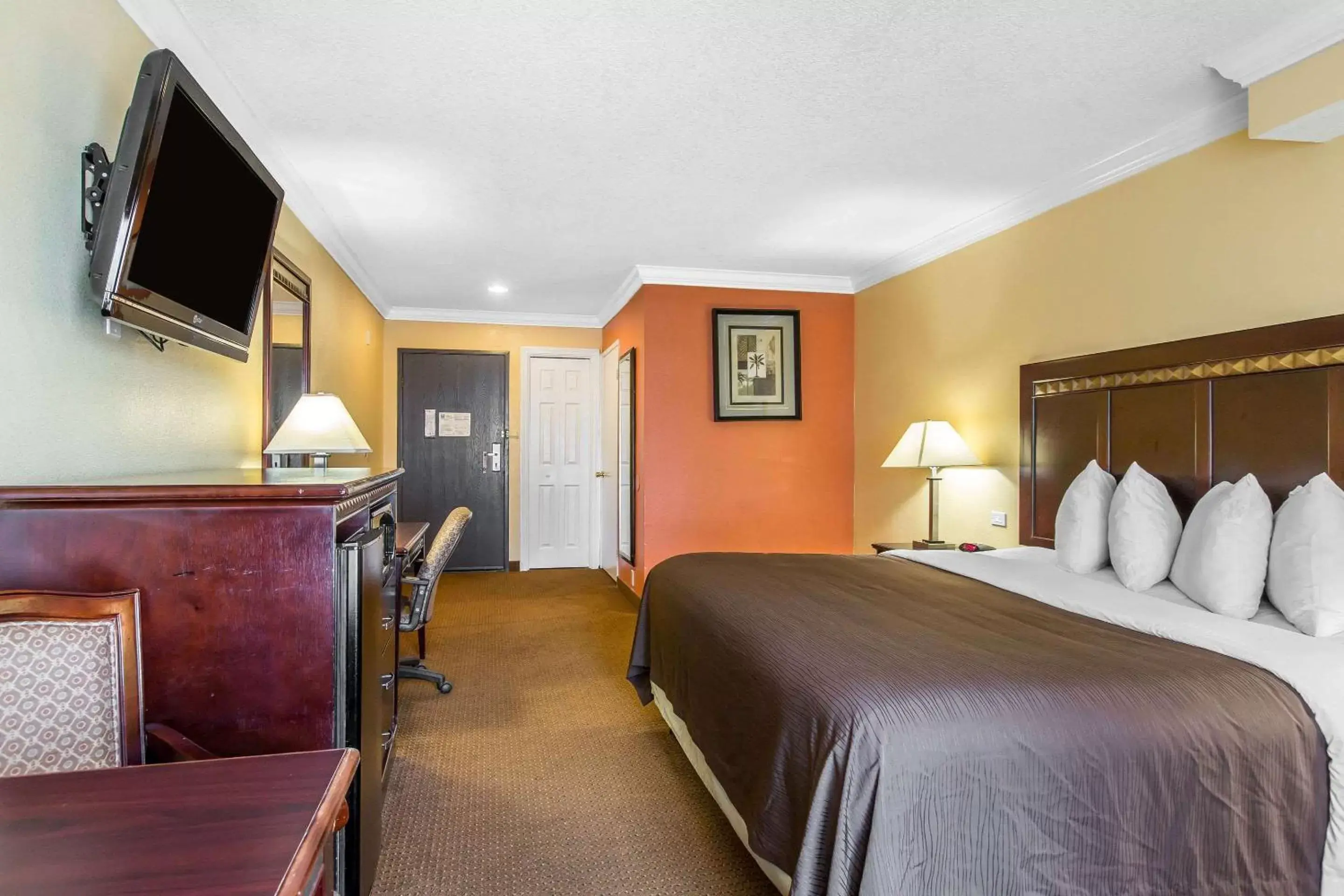 Photo of the whole room, Bed in Quality Inn & Suites Bell Gardens-Los Angeles