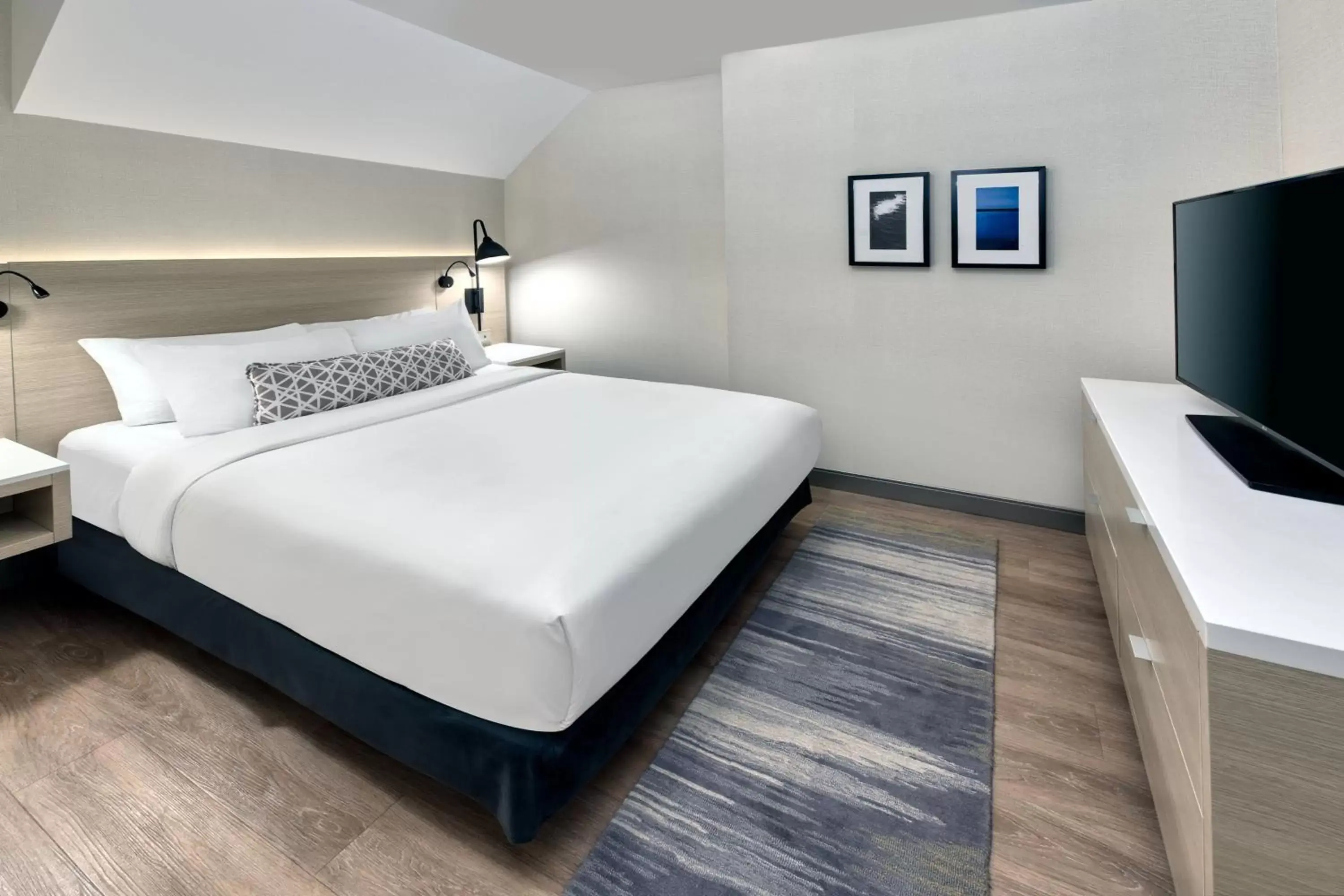 Bedroom, Bed in The Insignia Hotel, Sarnia, a Tribute Portfolio Hotel