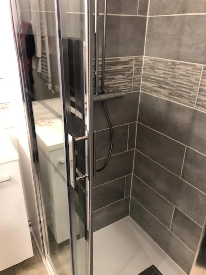 Shower in Hôtel Beau Rivage