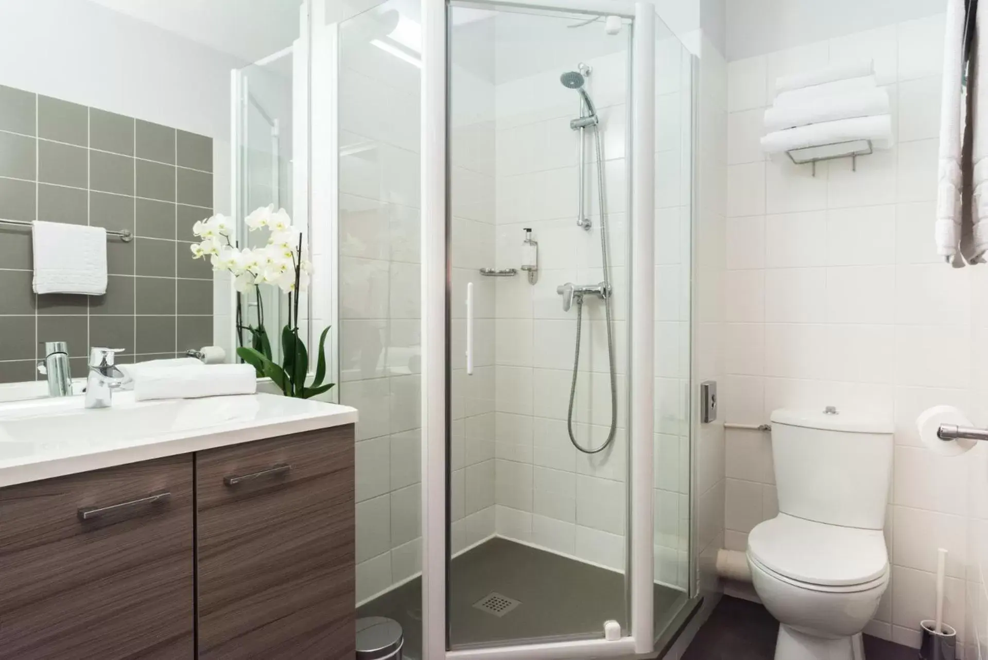 Shower, Bathroom in Carré Py' Hôtel