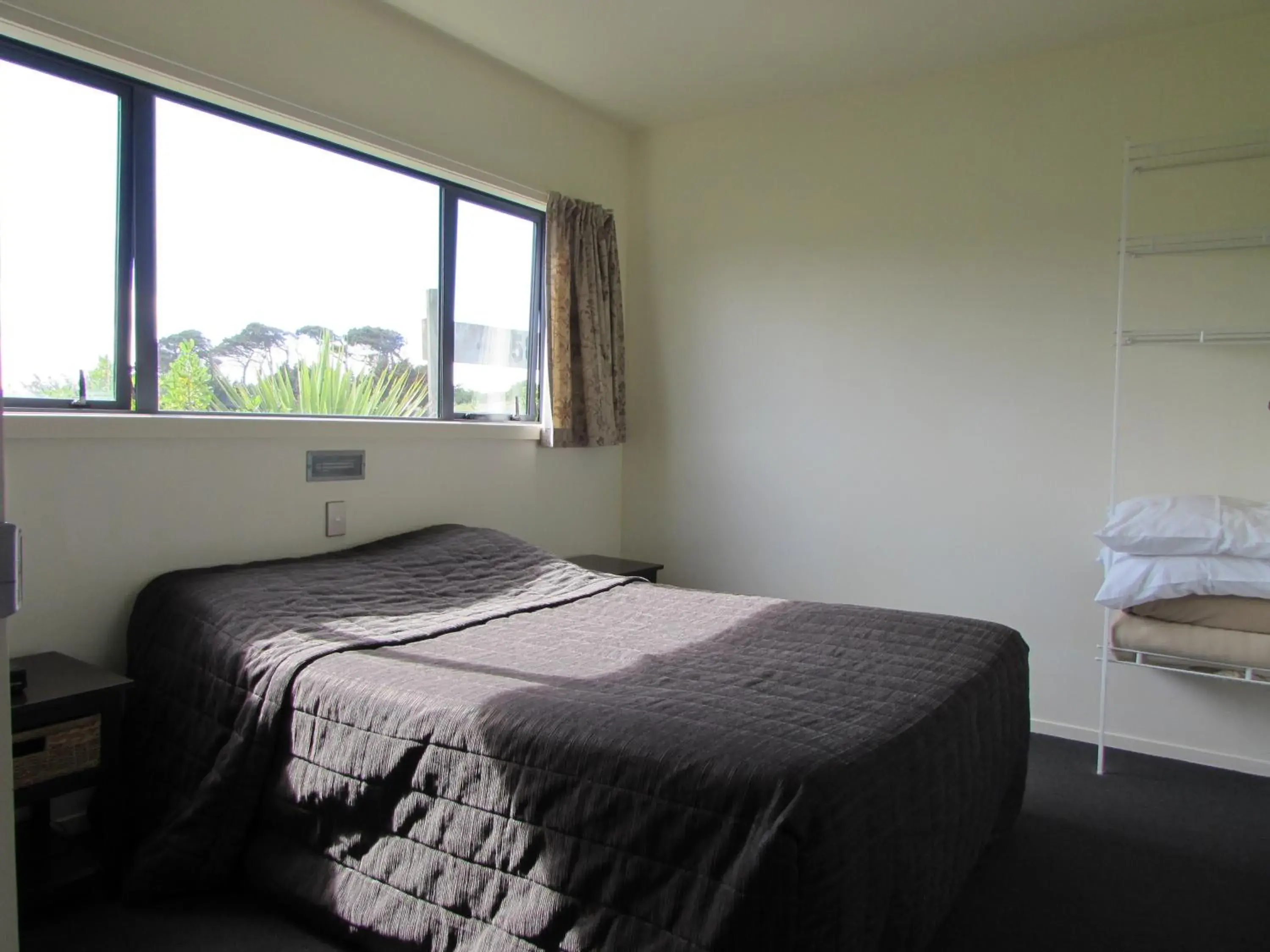 Bedroom, Bed in Dunedin Holiday Park