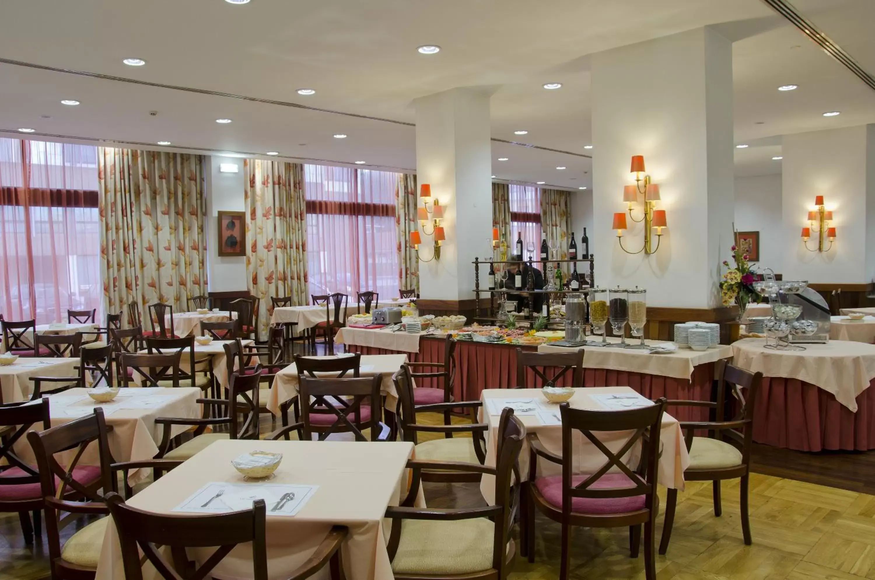 Restaurant/Places to Eat in VIP Executive Zurique Hotel
