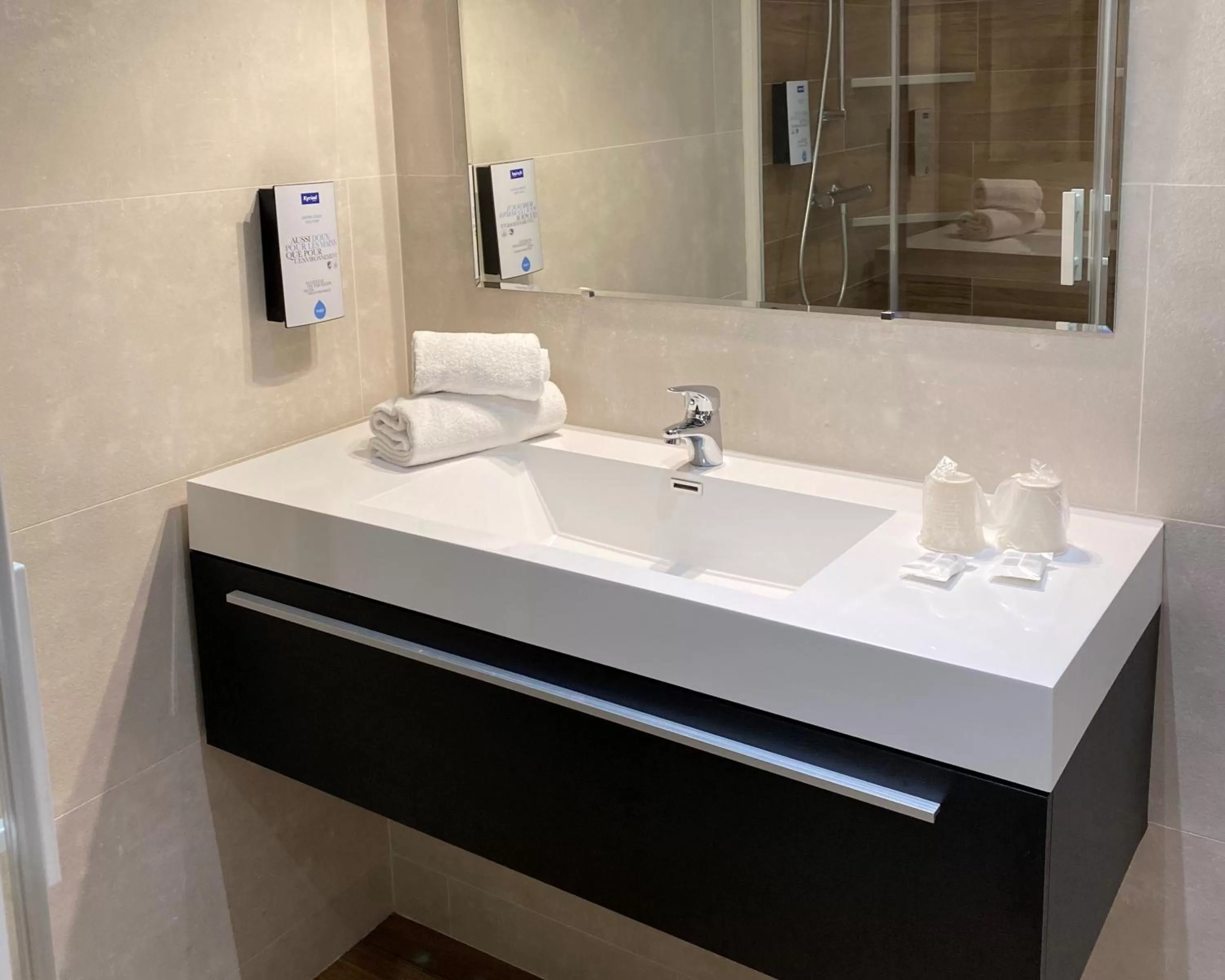 Bathroom in Kyriad Chalon-Sur-Saone Centre