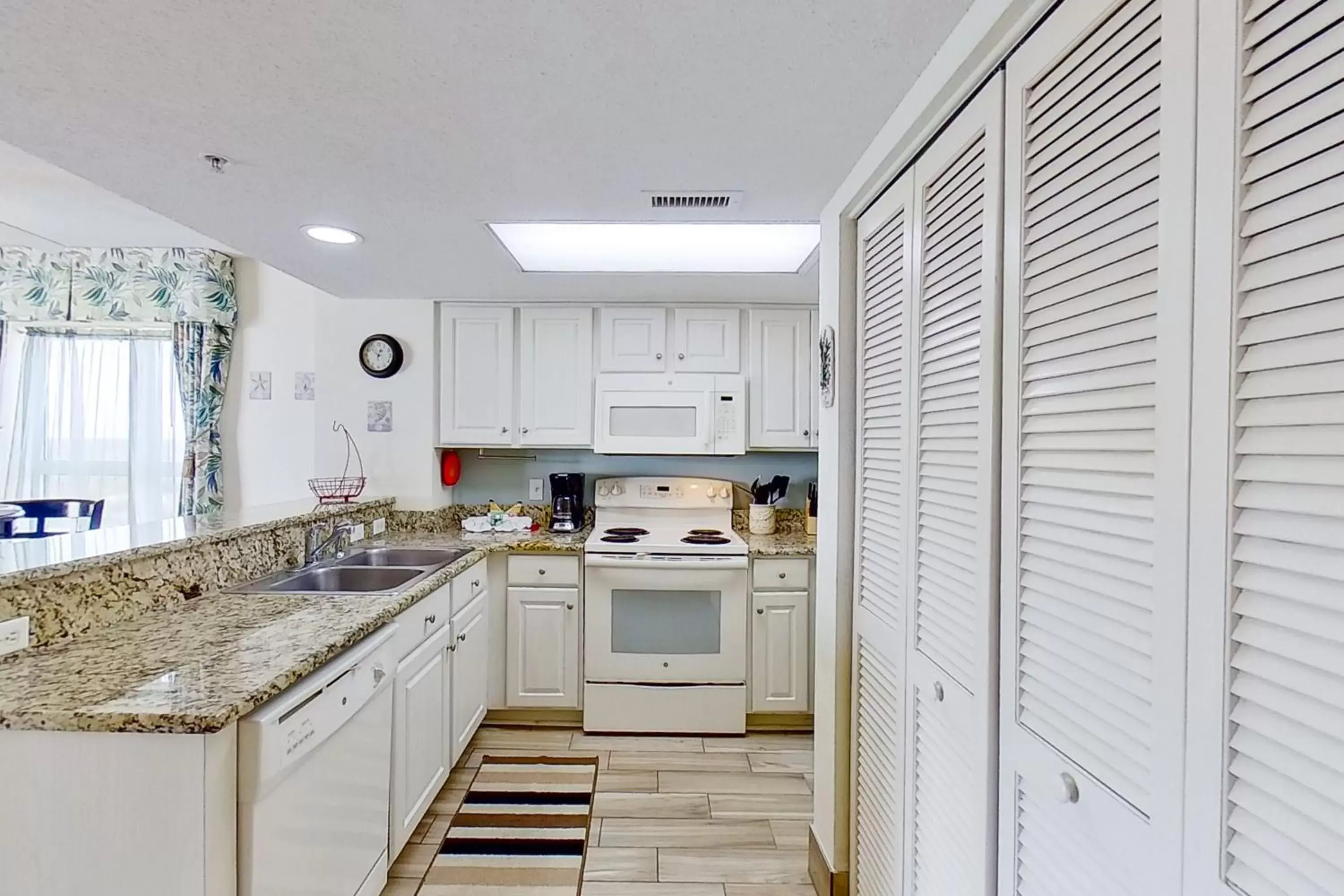 Kitchen/Kitchenette in Bay Watch 1941