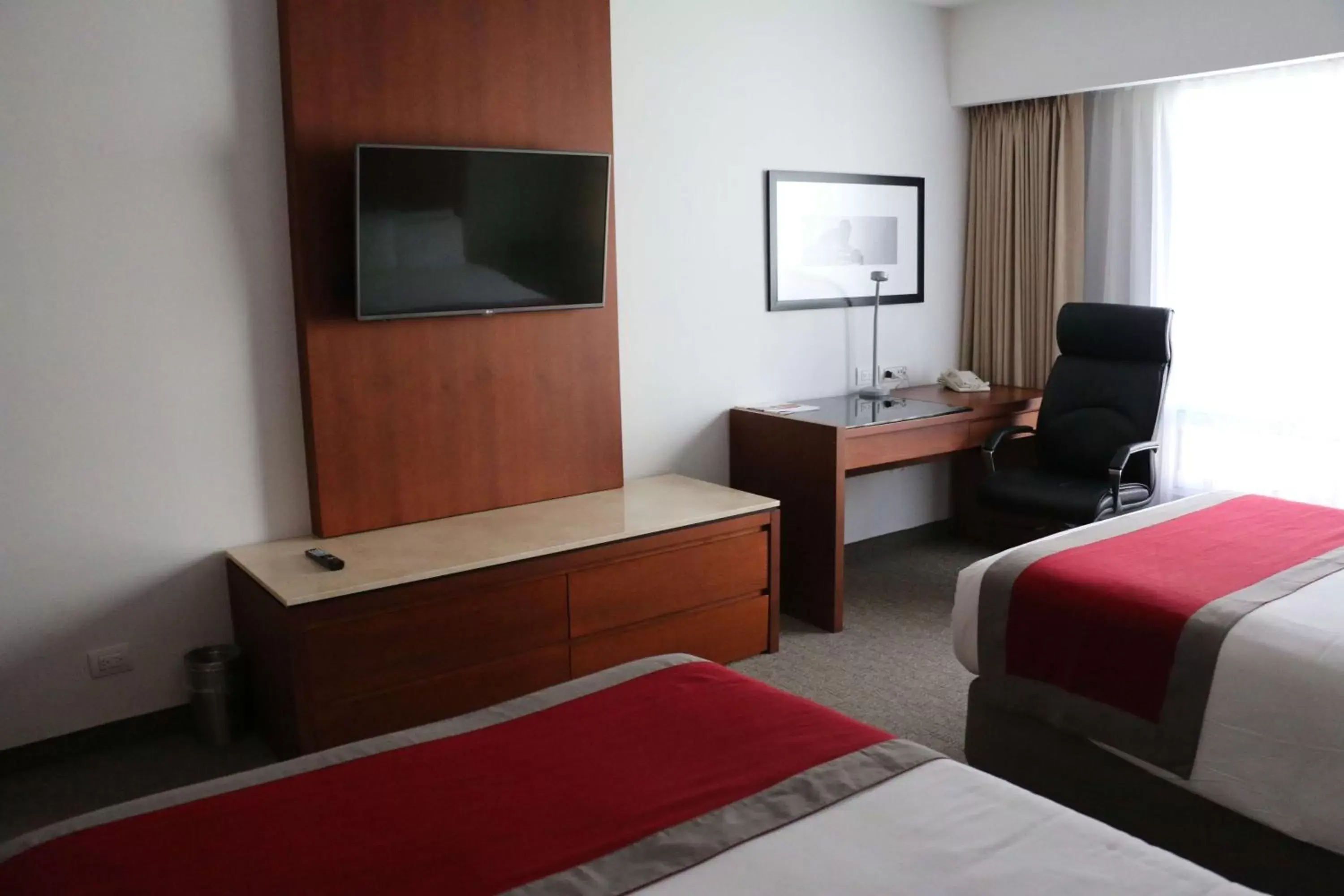 Photo of the whole room, TV/Entertainment Center in Radisson Poliforum Plaza Hotel Leon