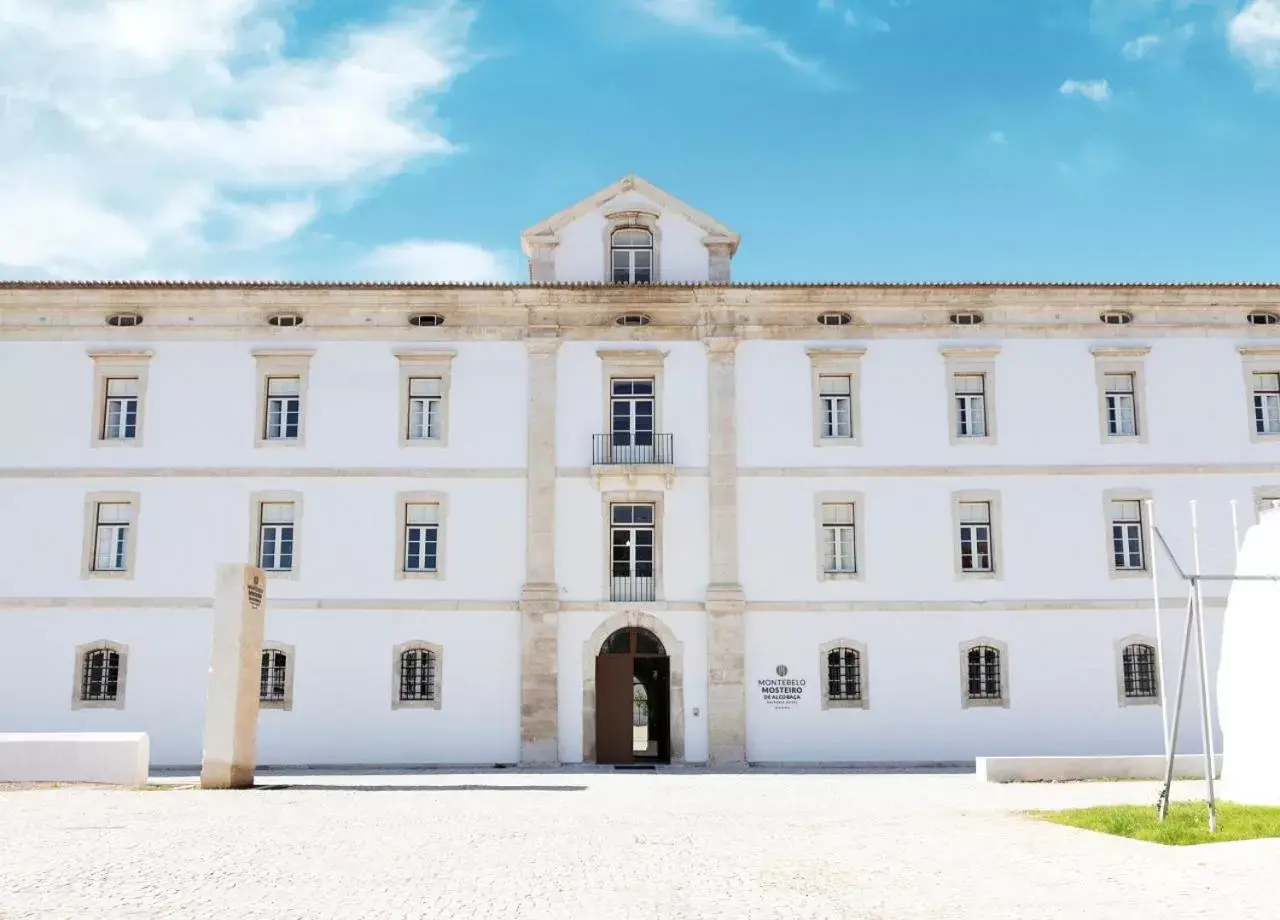 Property Building in Montebelo Mosteiro de Alcobaça Historic Hotel