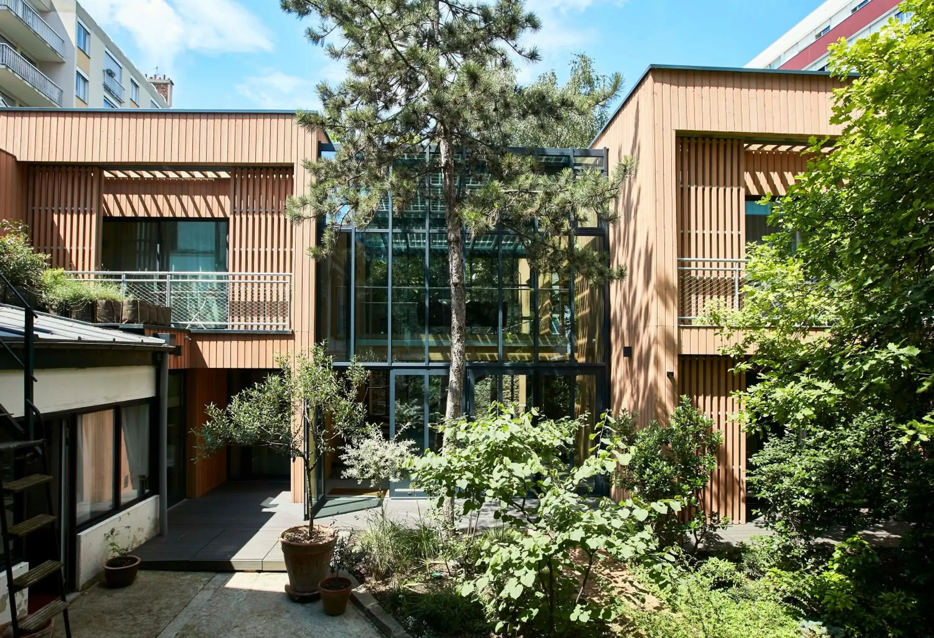 Facade/entrance in Eden Lodge Paris Facade/entrance in Eden Lodge Paris