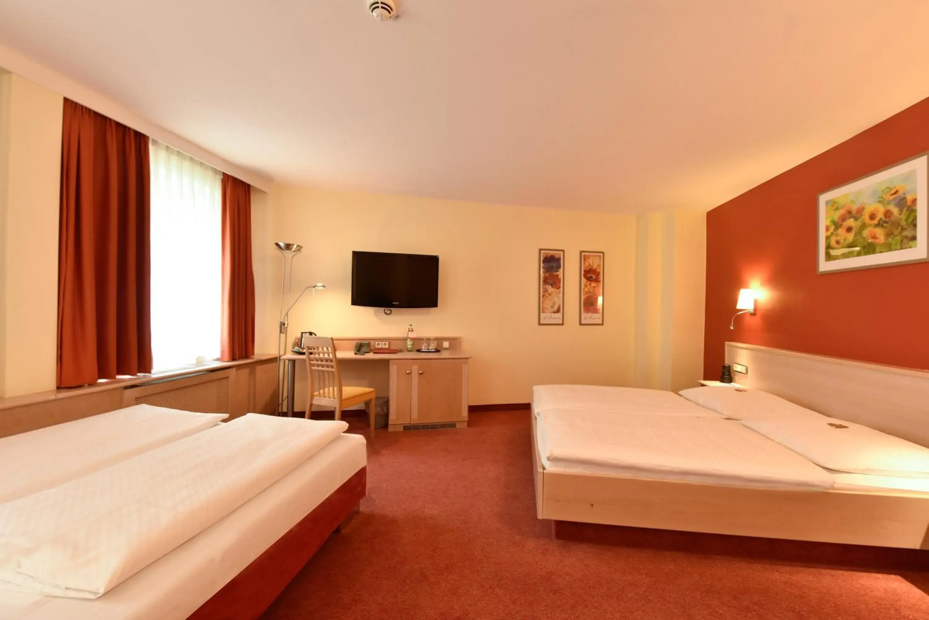 Photo of the whole room, Bed in Hotel ADRIA München