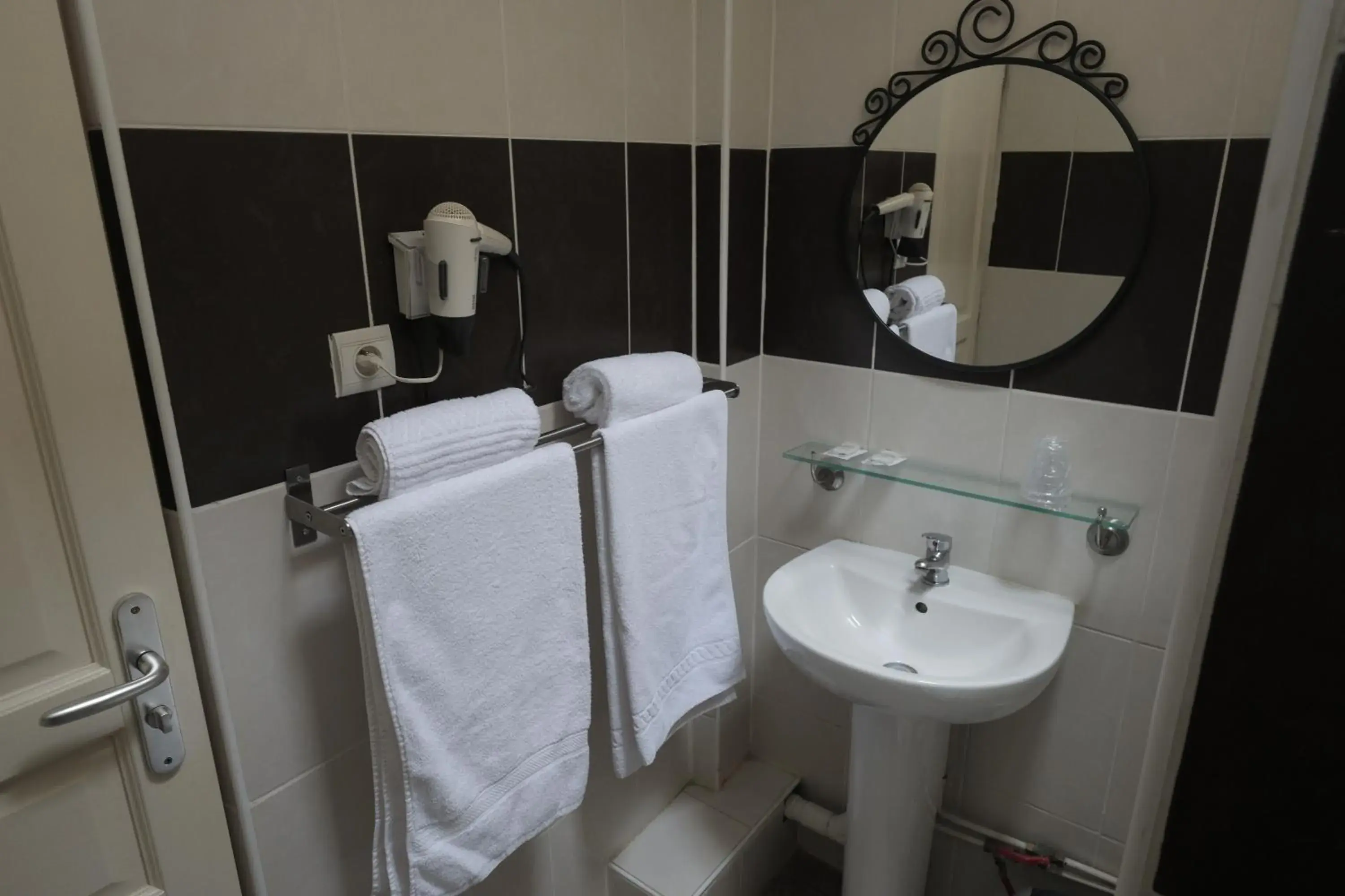 Bedroom, Bathroom in Grand Hotel De Clermont