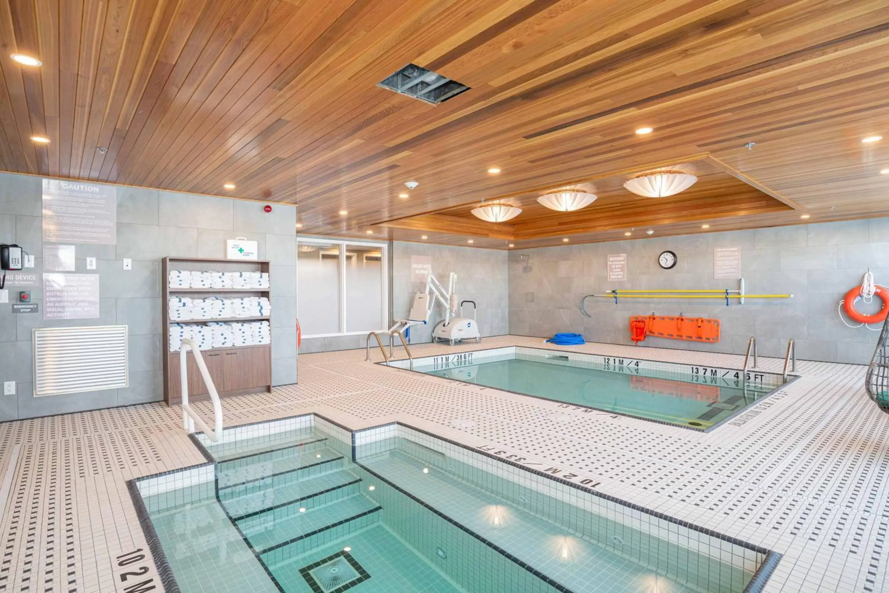 Swimming pool in Sandman Signature Ottawa Airport Hotel