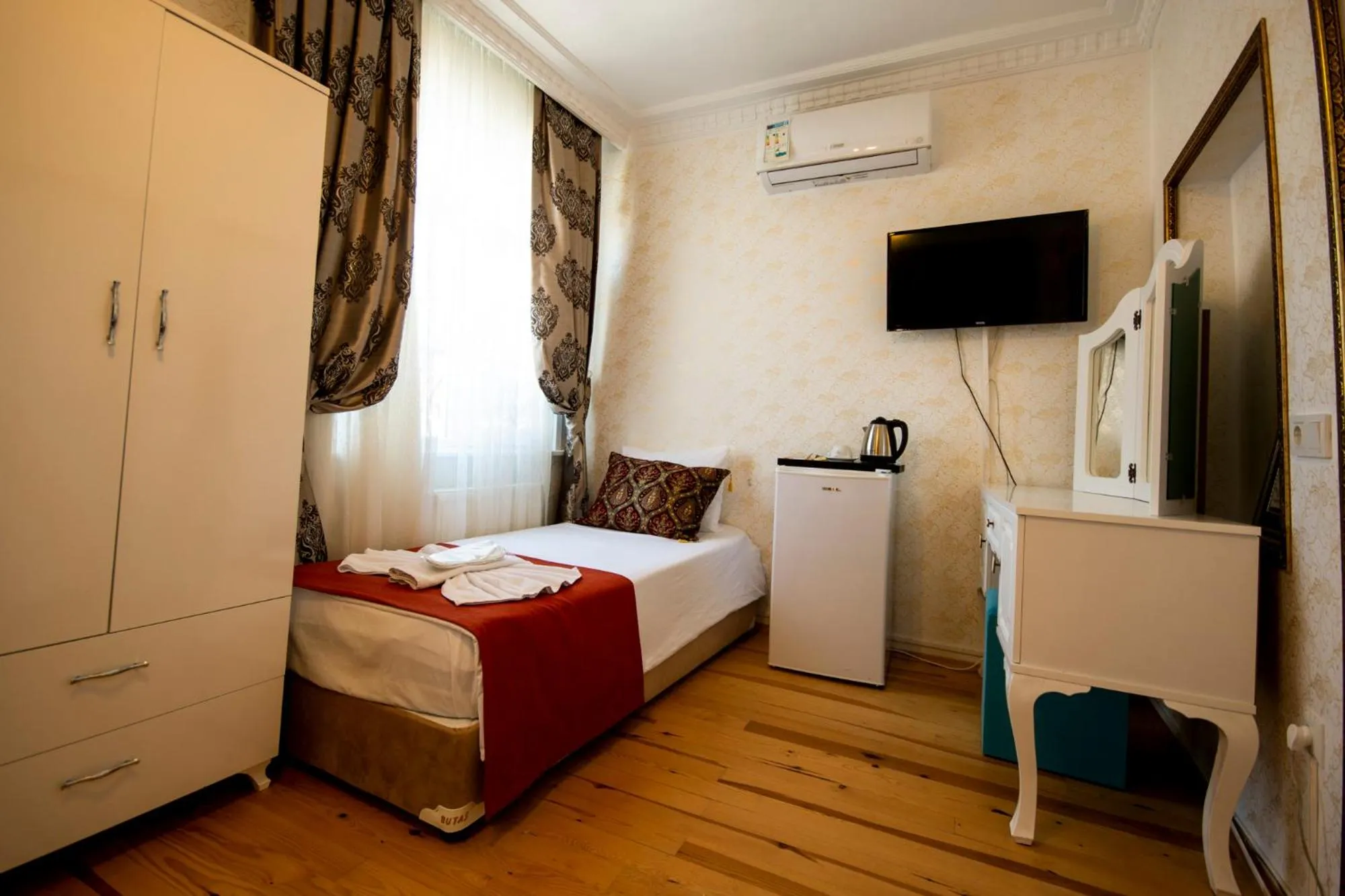 Bed in Paris Garden Hotel Istanbul