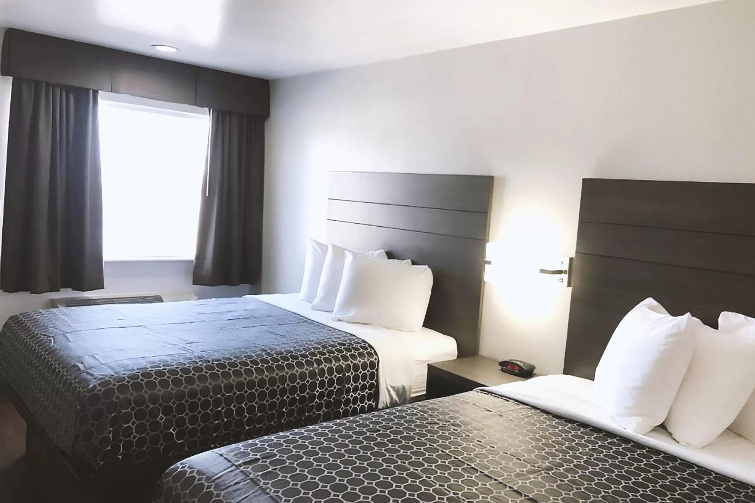 Bedroom, Bed in Blue Way Inn By Jasper Near Frost Bank Center