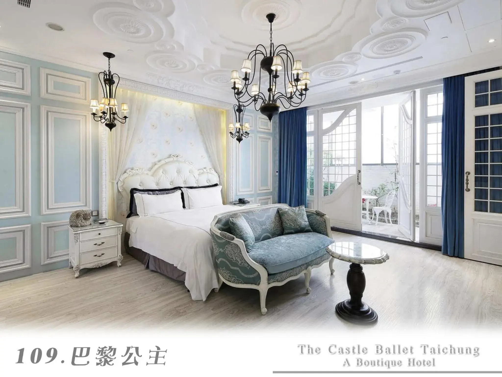 Property building, Bed in Villa ballet