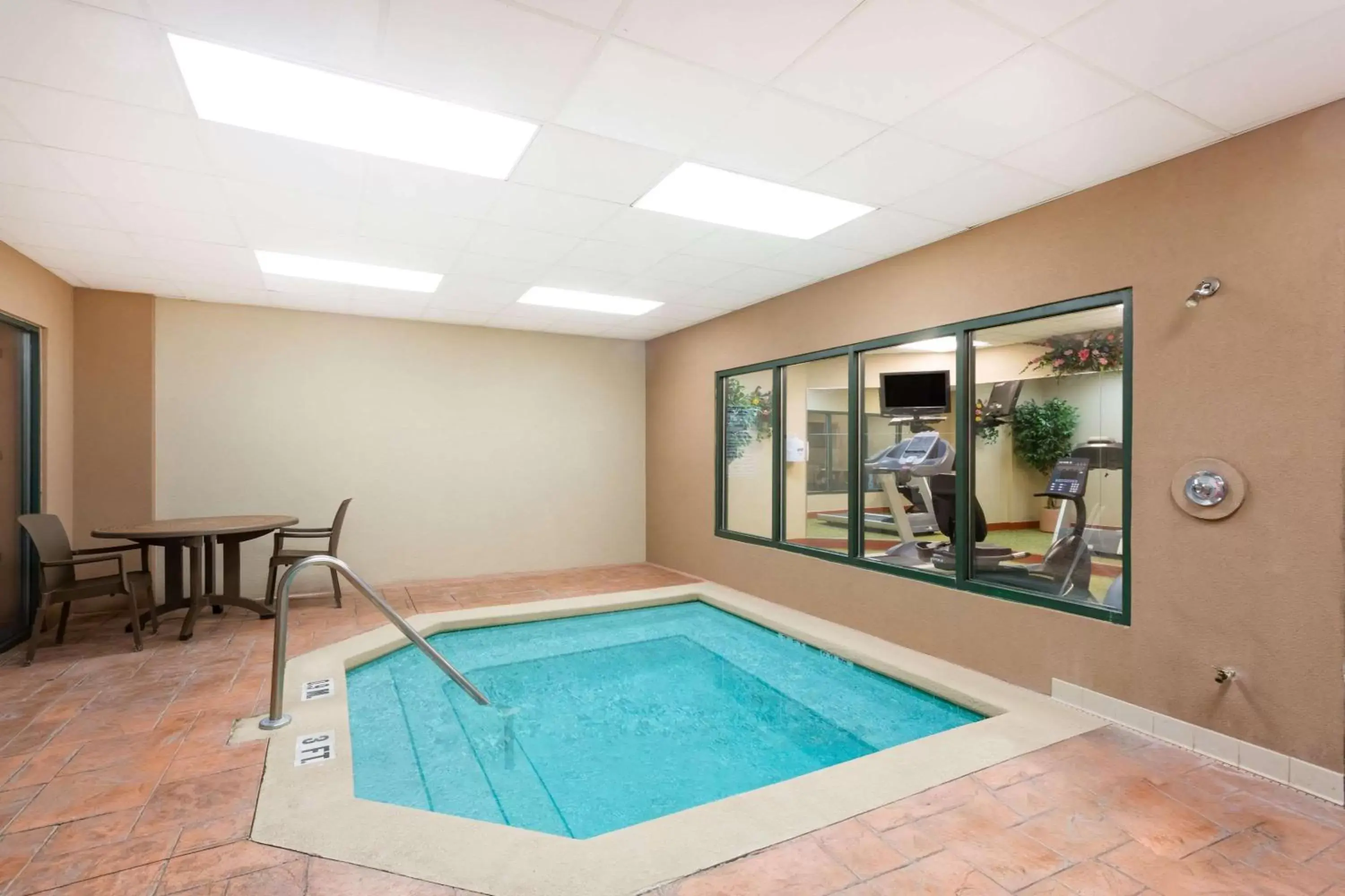 Hot Tub, Swimming Pool in Wingate By Wyndham - Orlando International Airport