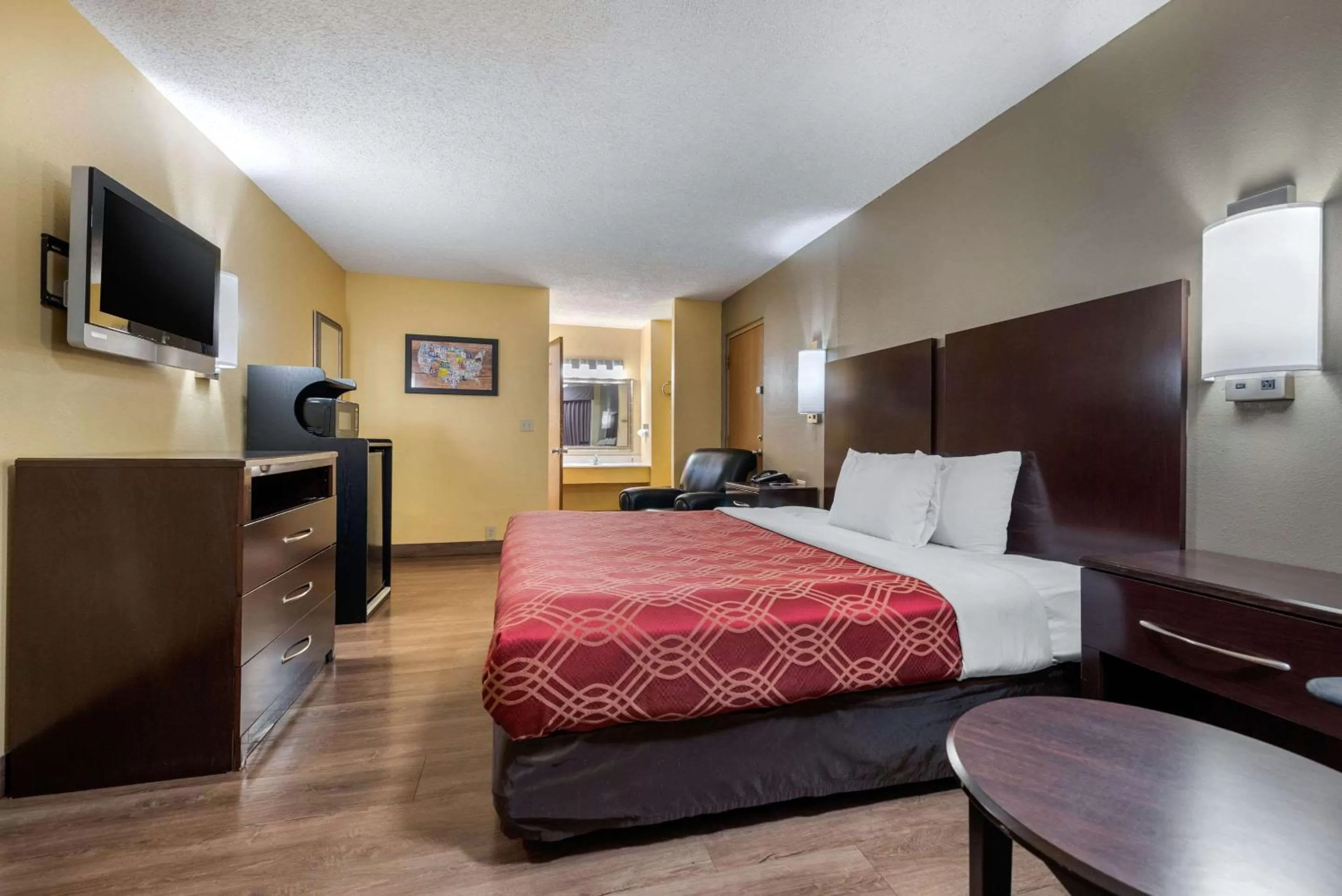 Photo of the whole room, Bed in Econo Lodge Lexington Southeast