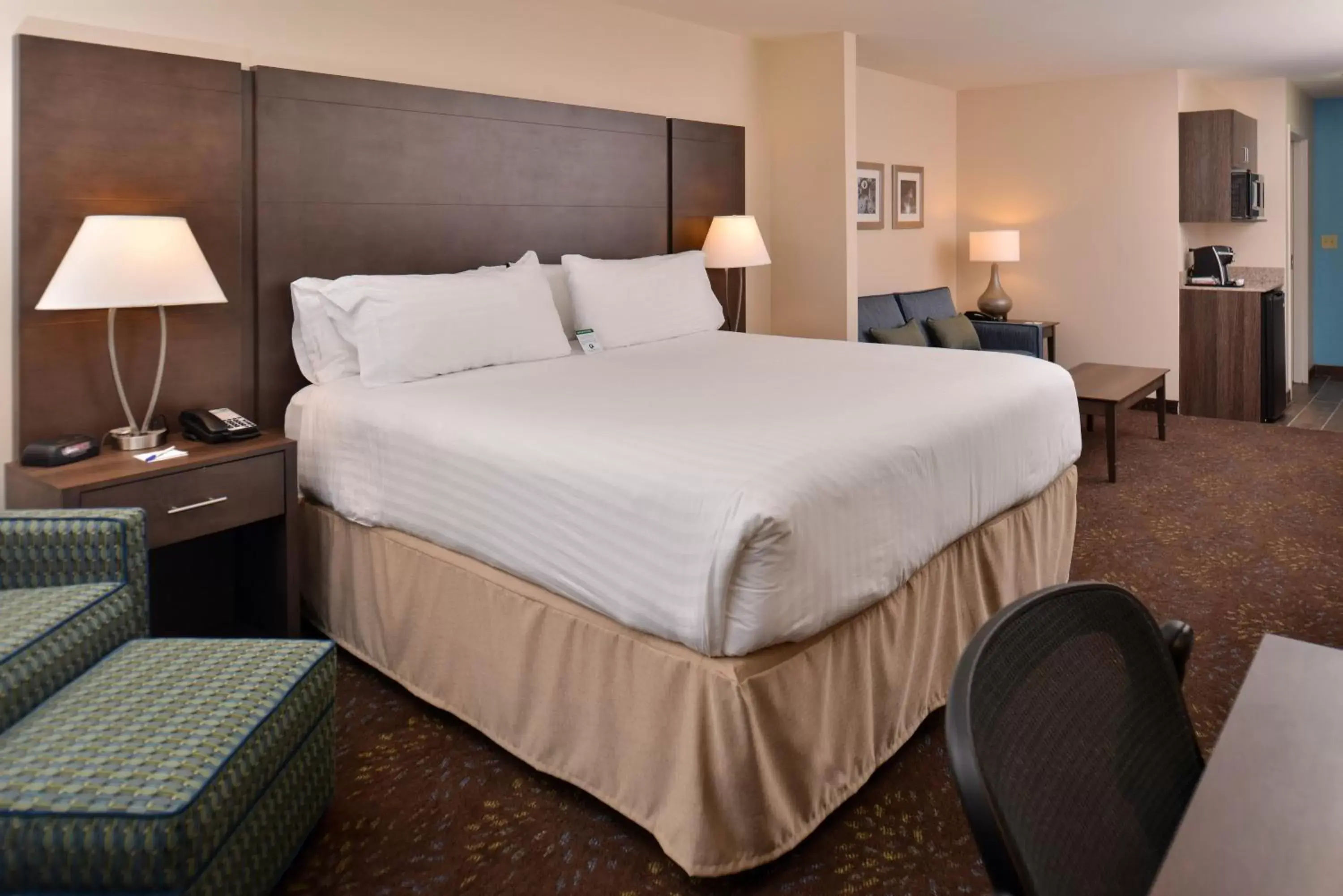 Photo of the whole room, Bed in Holiday Inn Express & Suites Dearborn SW - Detroit Area, an IHG Hotel