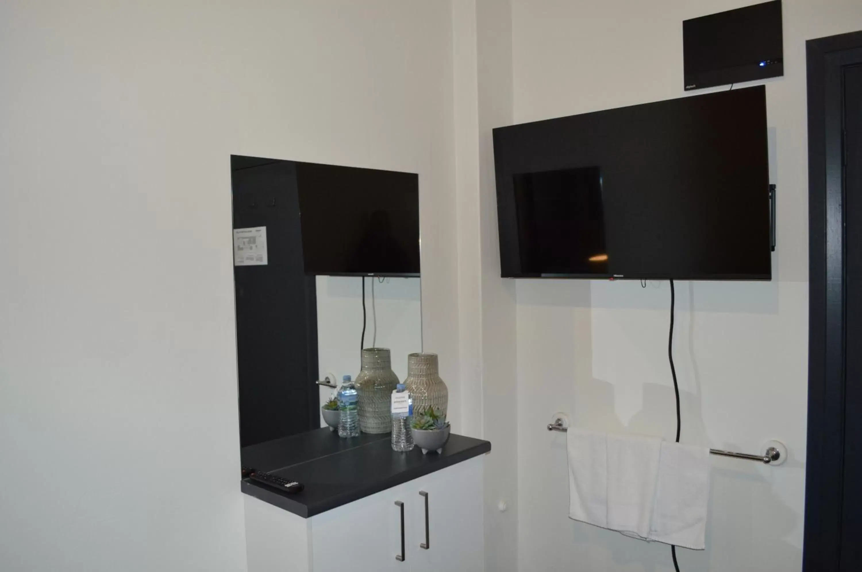 TV and multimedia, TV/Entertainment Center in Romano's Hotel & Suites Wagga Wagga