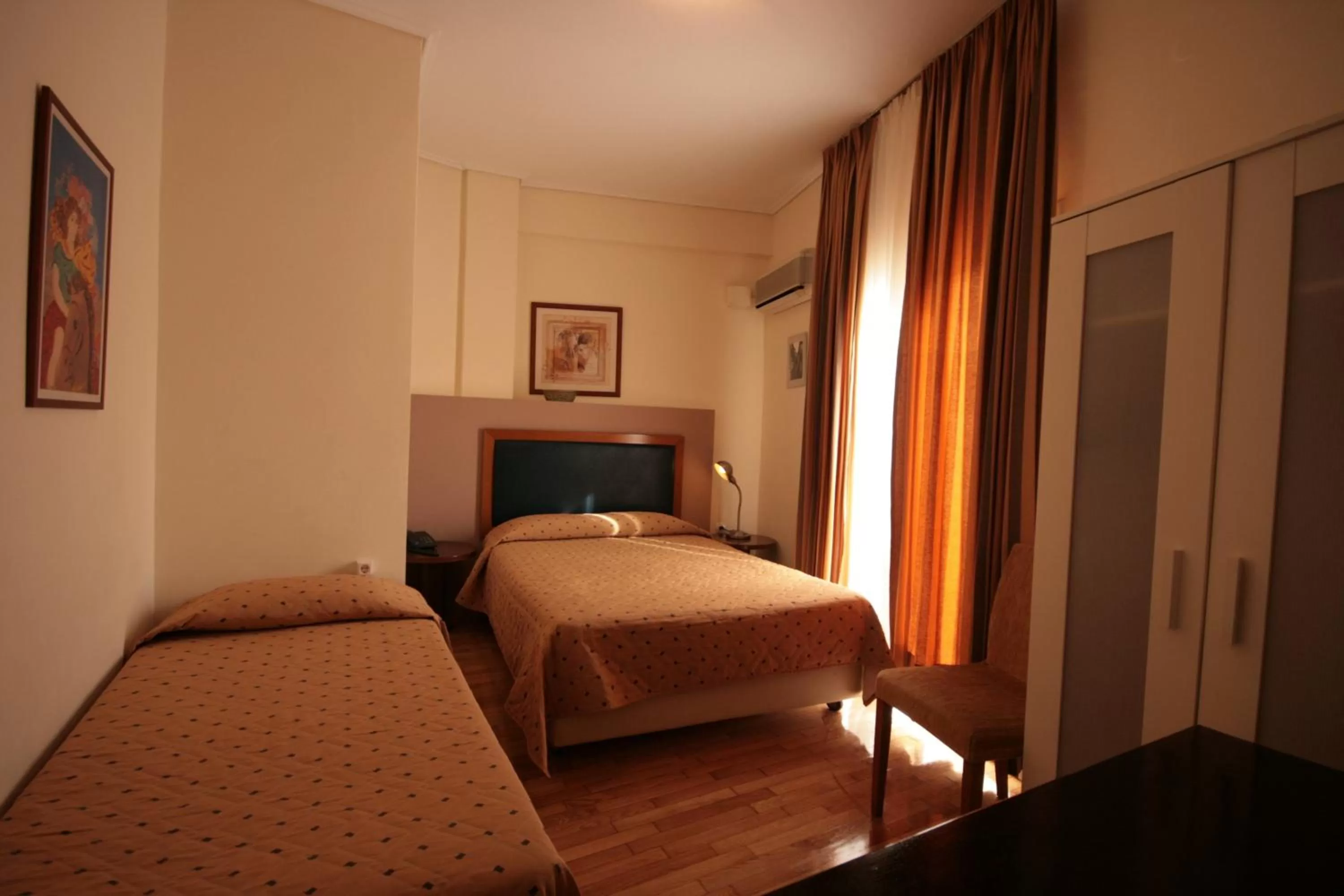 Bedroom, Bed in Adams Hotel