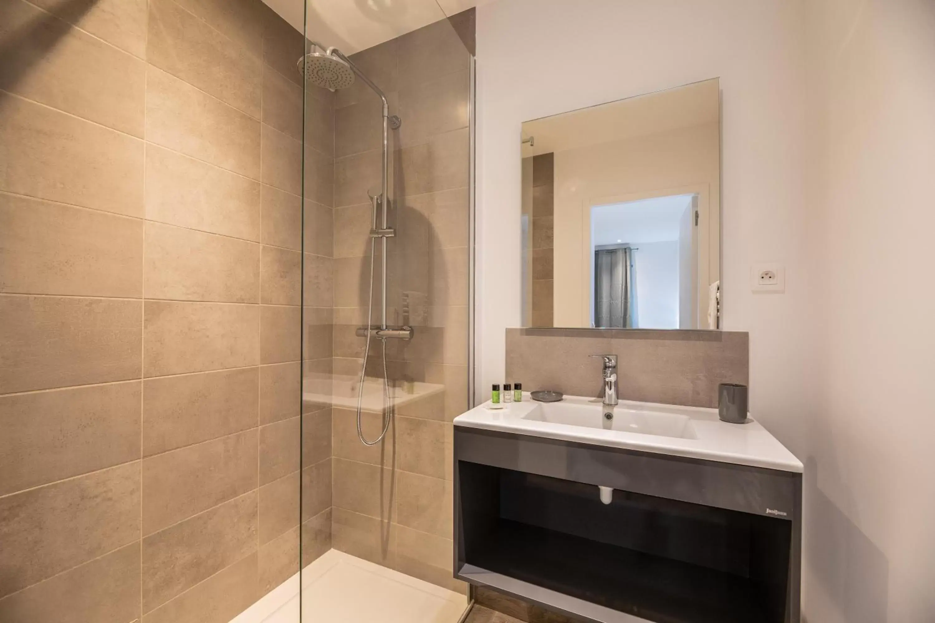 Shower, Bathroom in Résidence Pierre & Vacances Premium Les Terrasses d'Arsella
