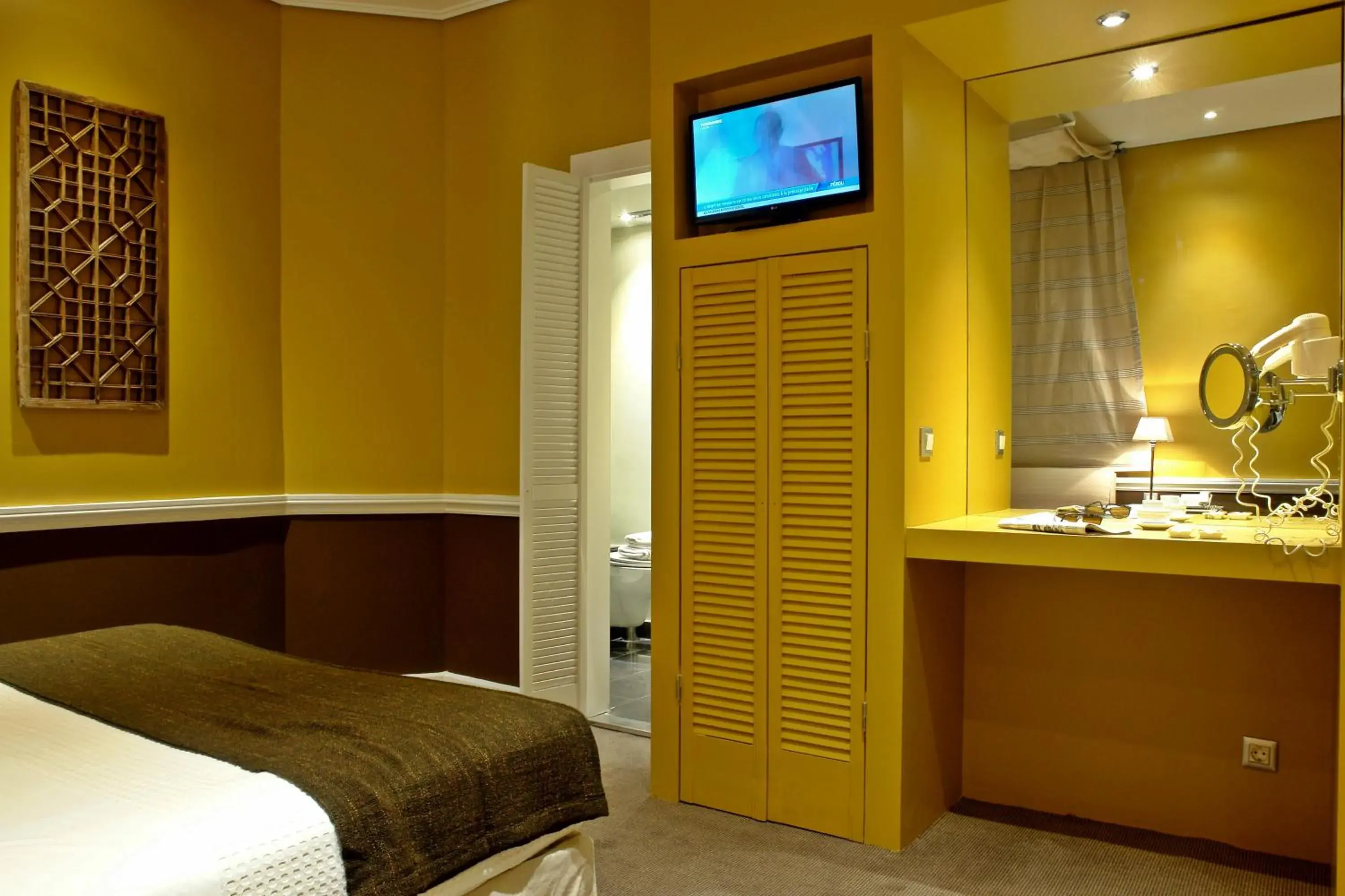 Bed, Coffee/Tea Facilities in Semeli Hotel