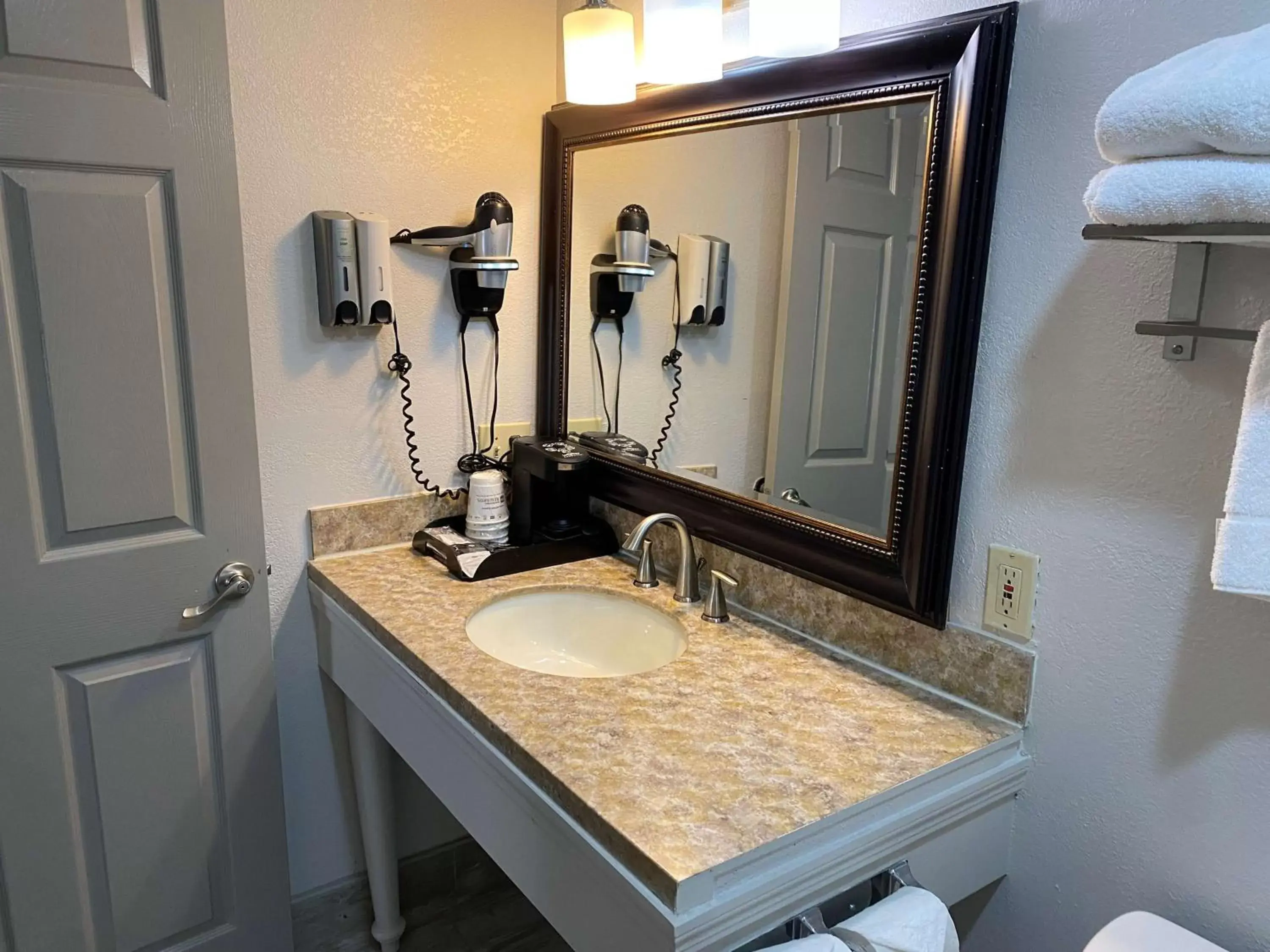 Photo of the whole room, Bathroom in Best Western Allatoona Inn & Suites