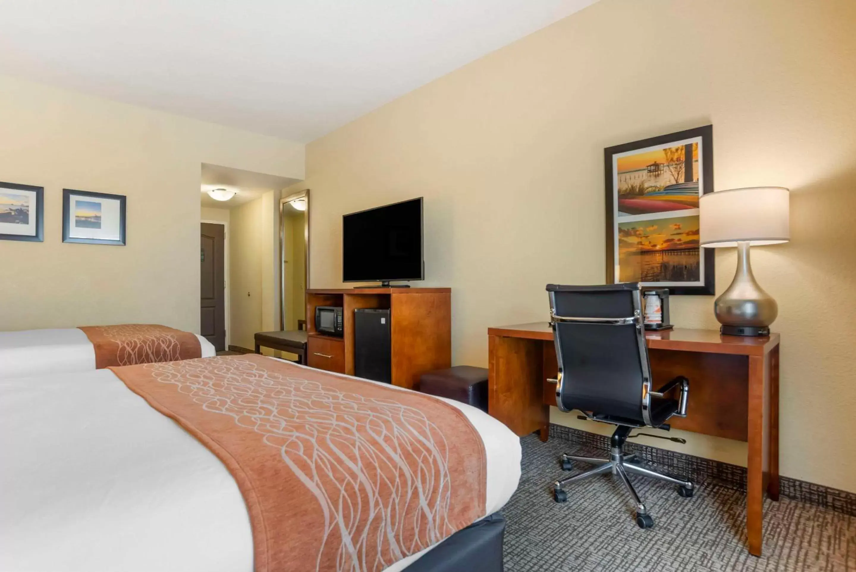 Bedroom, TV/Entertainment Center in Comfort Inn & Suites Mobile near Eastern Shore Centre