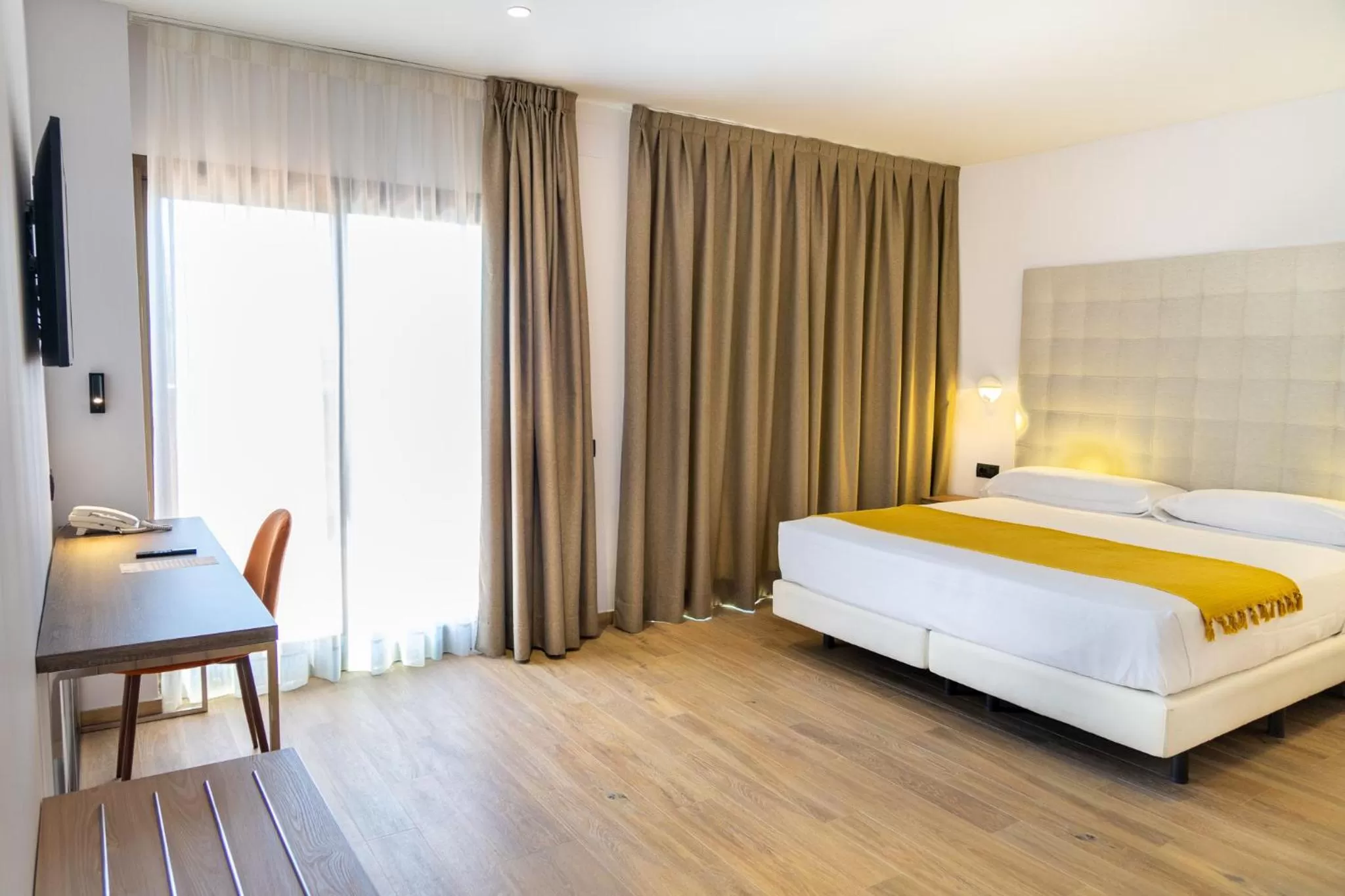 Photo of the whole room, Bed in Caledonian