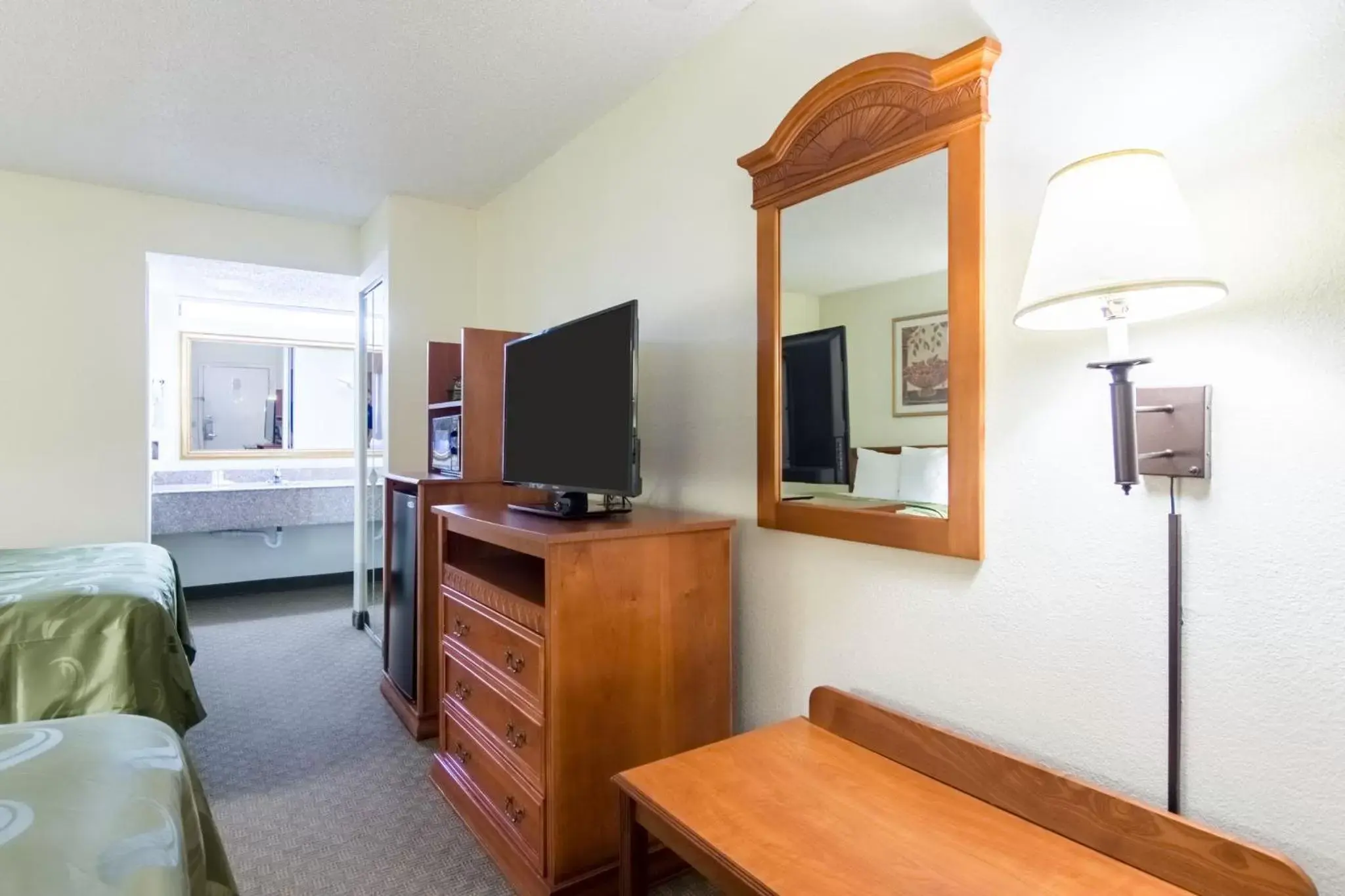 TV/Entertainment Center in Quality Inn and Suites Alma