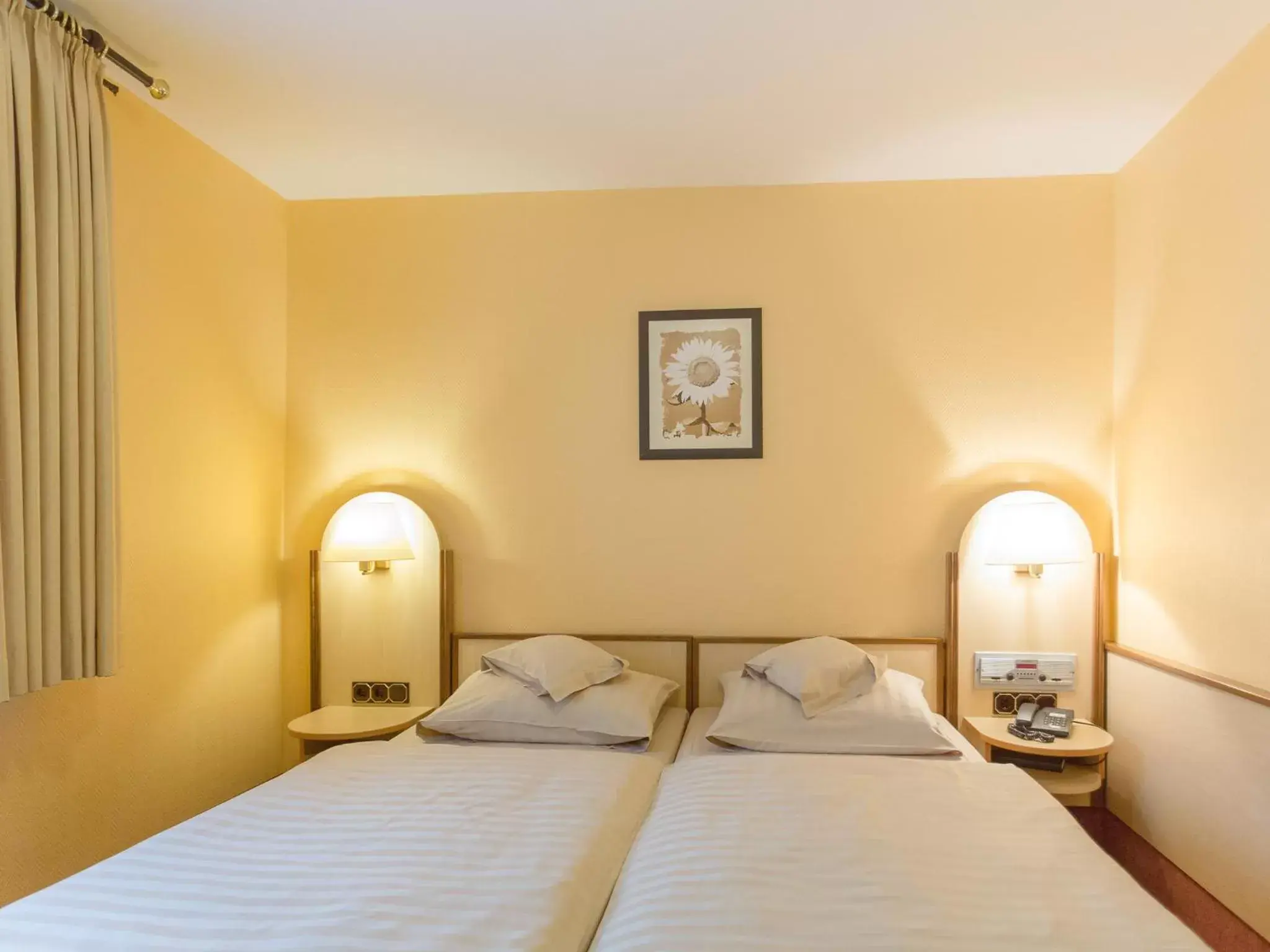 Bed in Stadt-gut-Hotel Siegboot