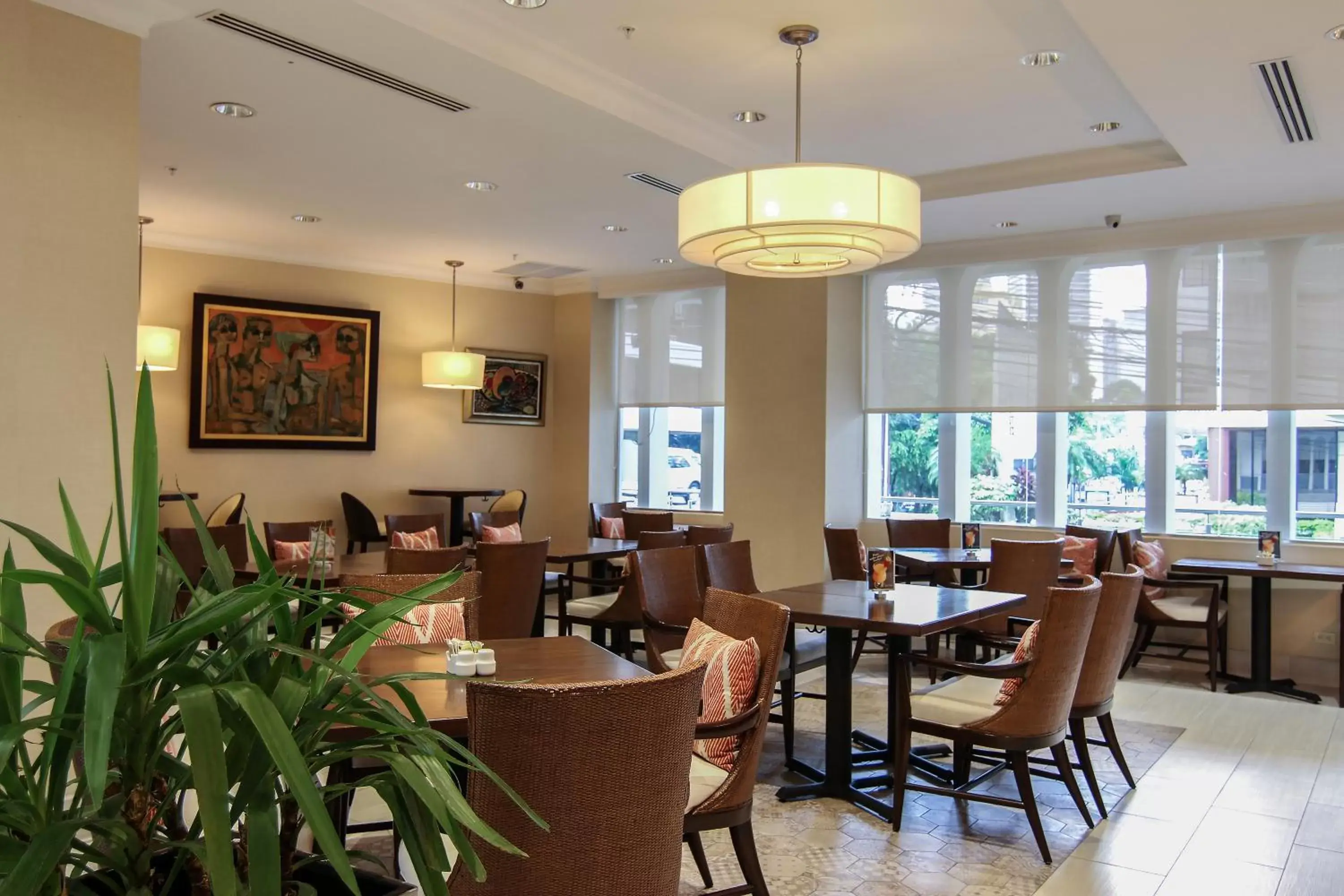 Lounge or bar, Restaurant/Places to Eat in The Executive Hotel