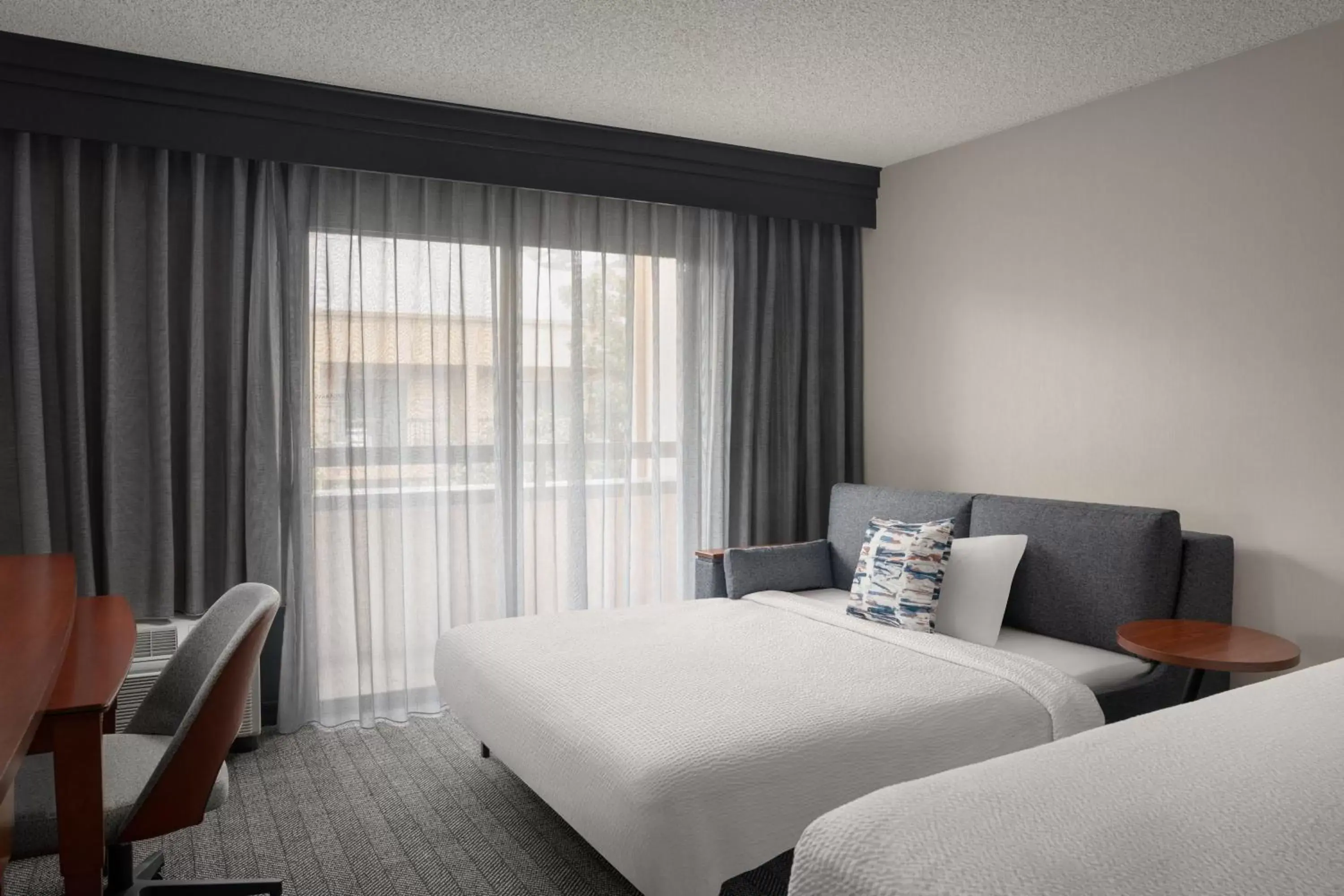 Photo of the whole room, Bed in Courtyard by Marriott Portland Beaverton