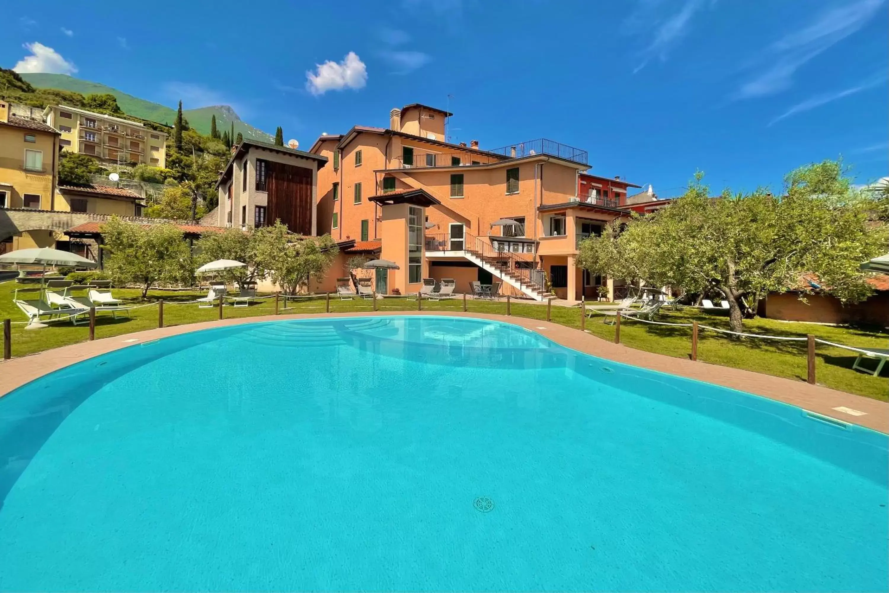 Property building, Swimming Pool in Albergo Vittoria