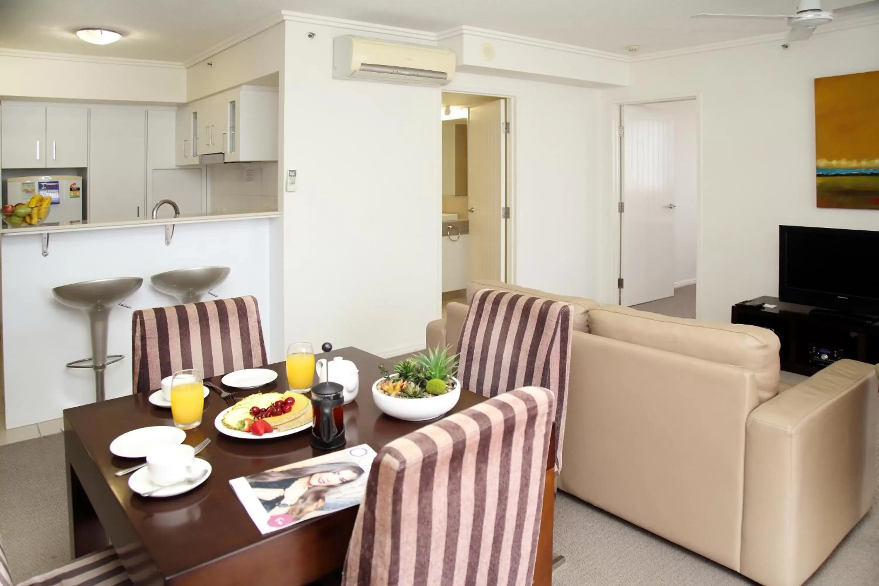 TV and multimedia, Dining Area in Cairns Central Plaza Apartment Hotel