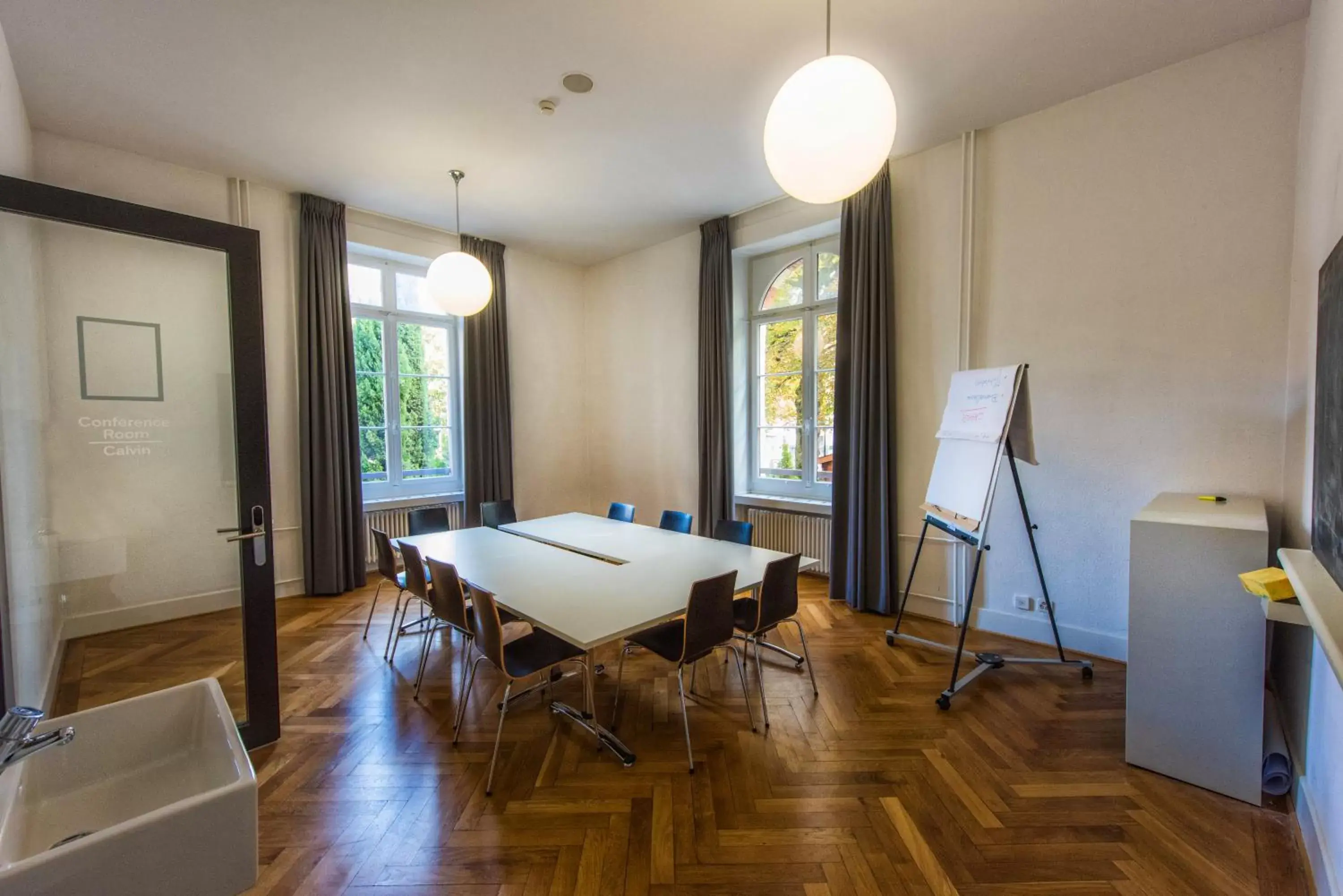 Meeting/conference room in Geneva Hostel