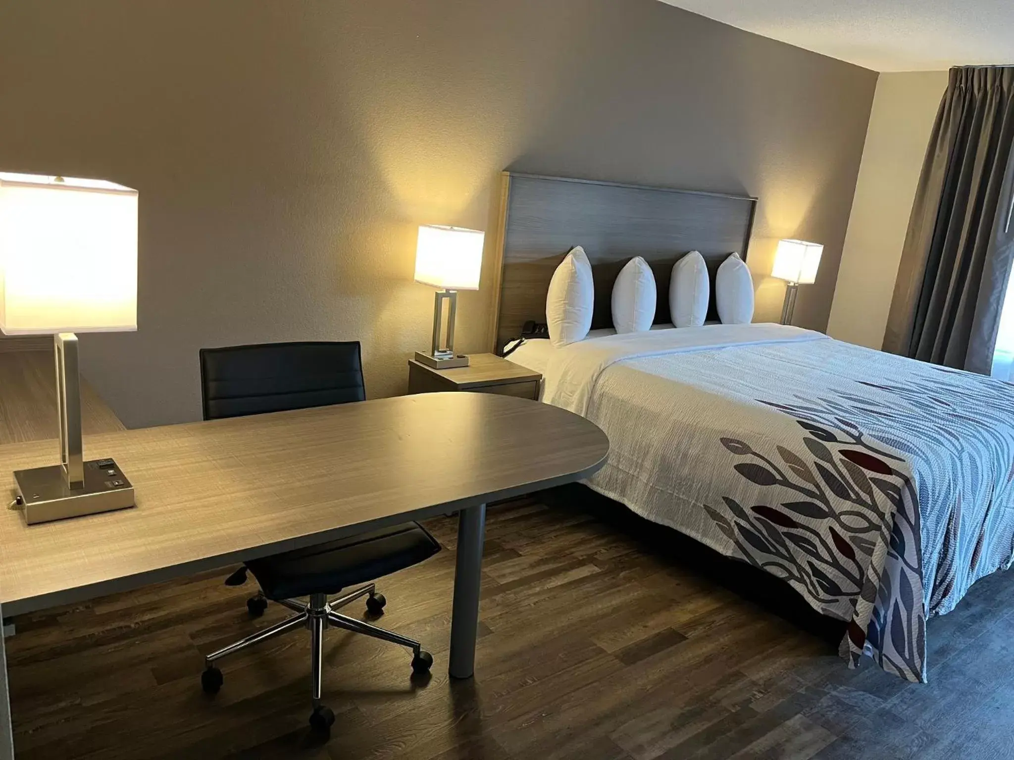 Bedroom in Red Roof Inn & Suites Wilkesboro