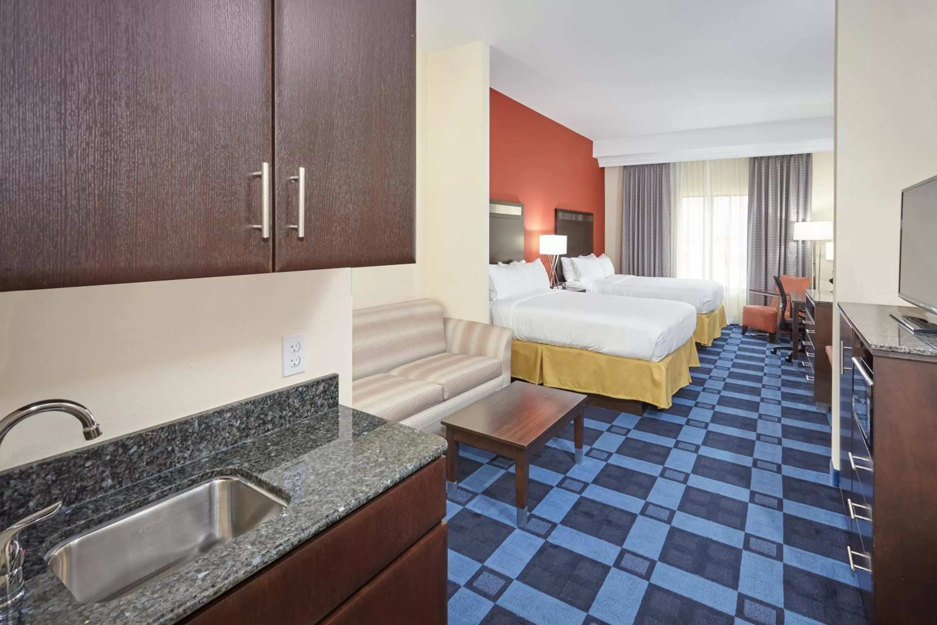 Photo of the whole room, Bed in Holiday Inn Express and Suites Columbia University Area by IHG