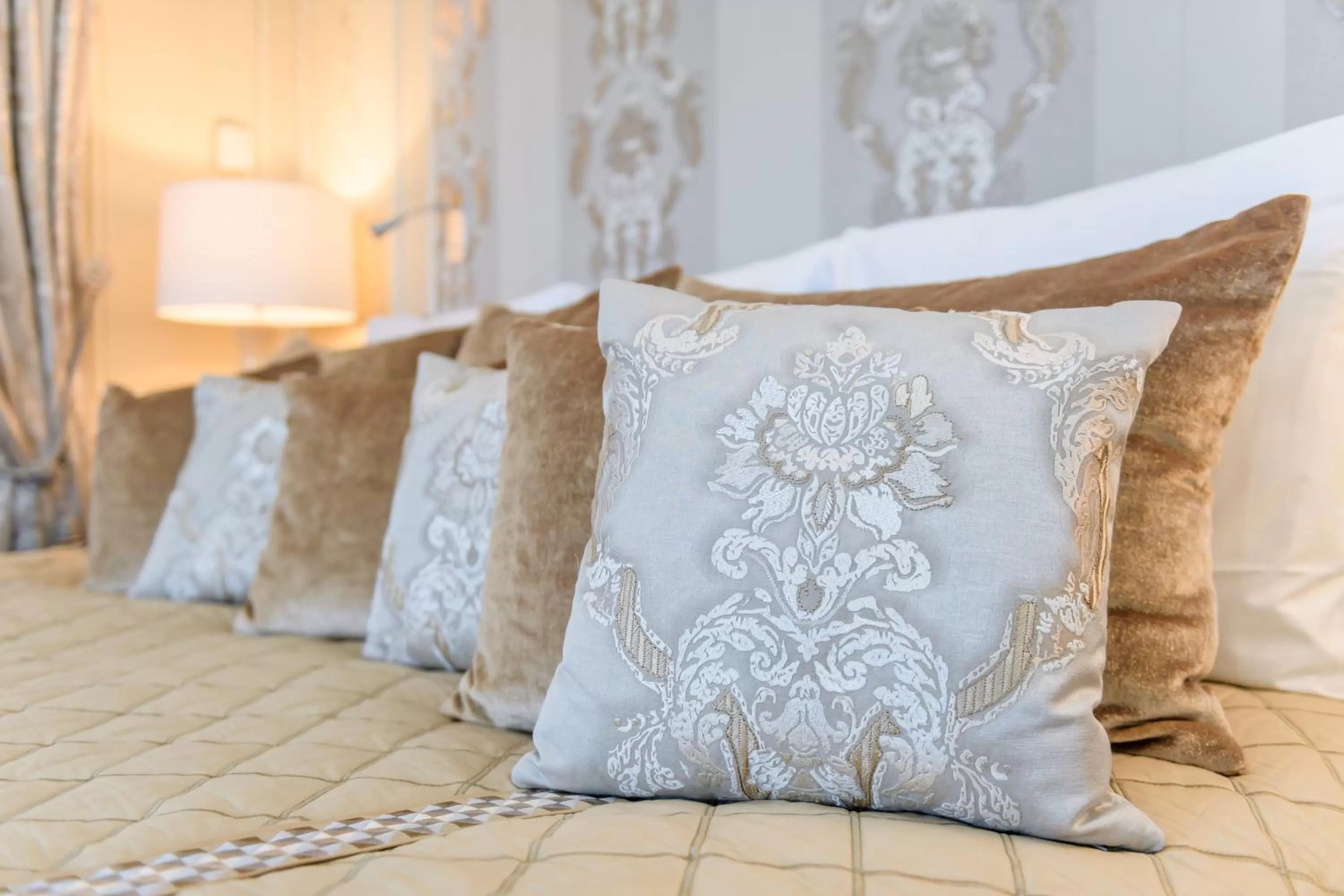 Bed in Domaine les Crayères