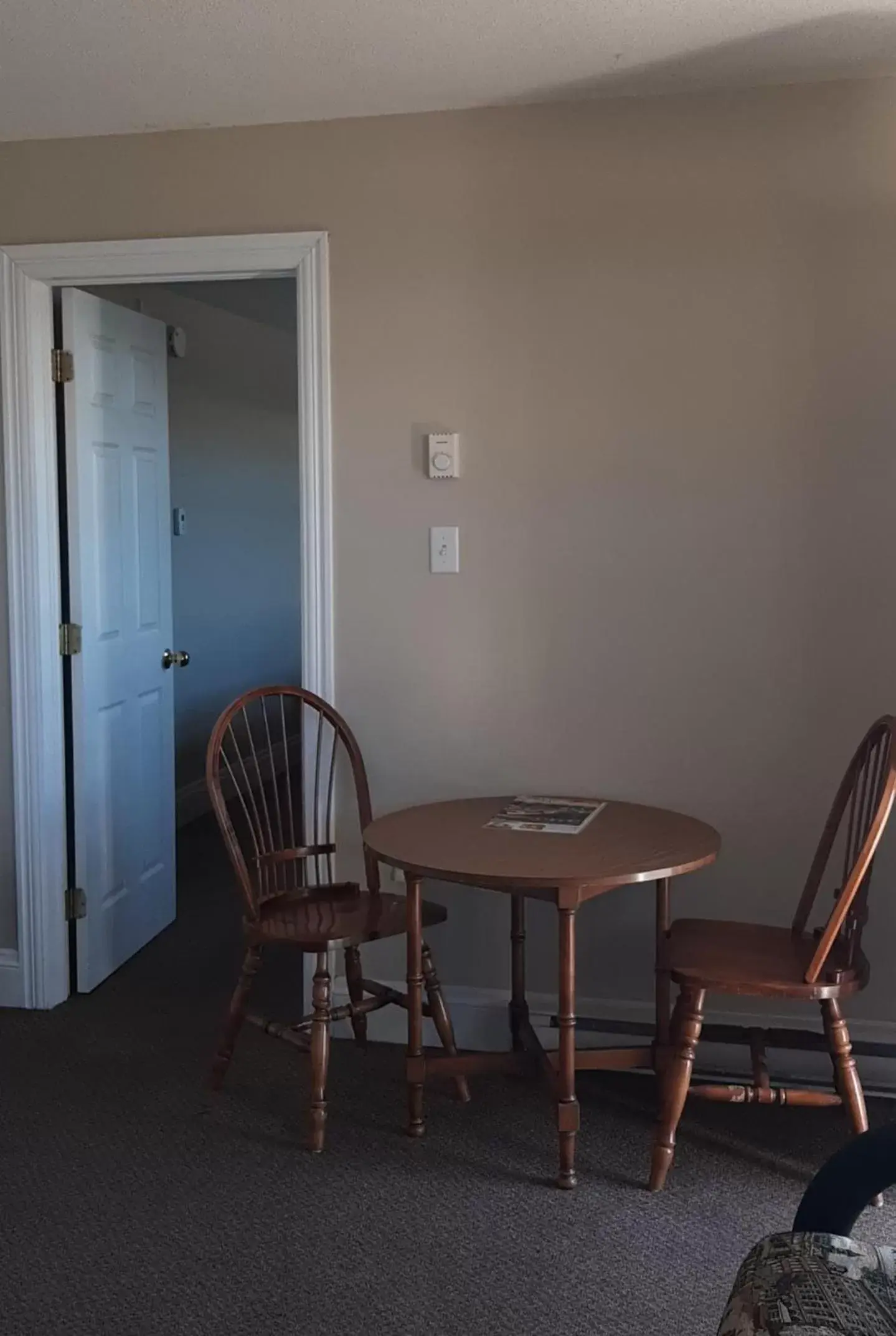 Kitchen or kitchenette, Dining Area in Fundy Line Motel