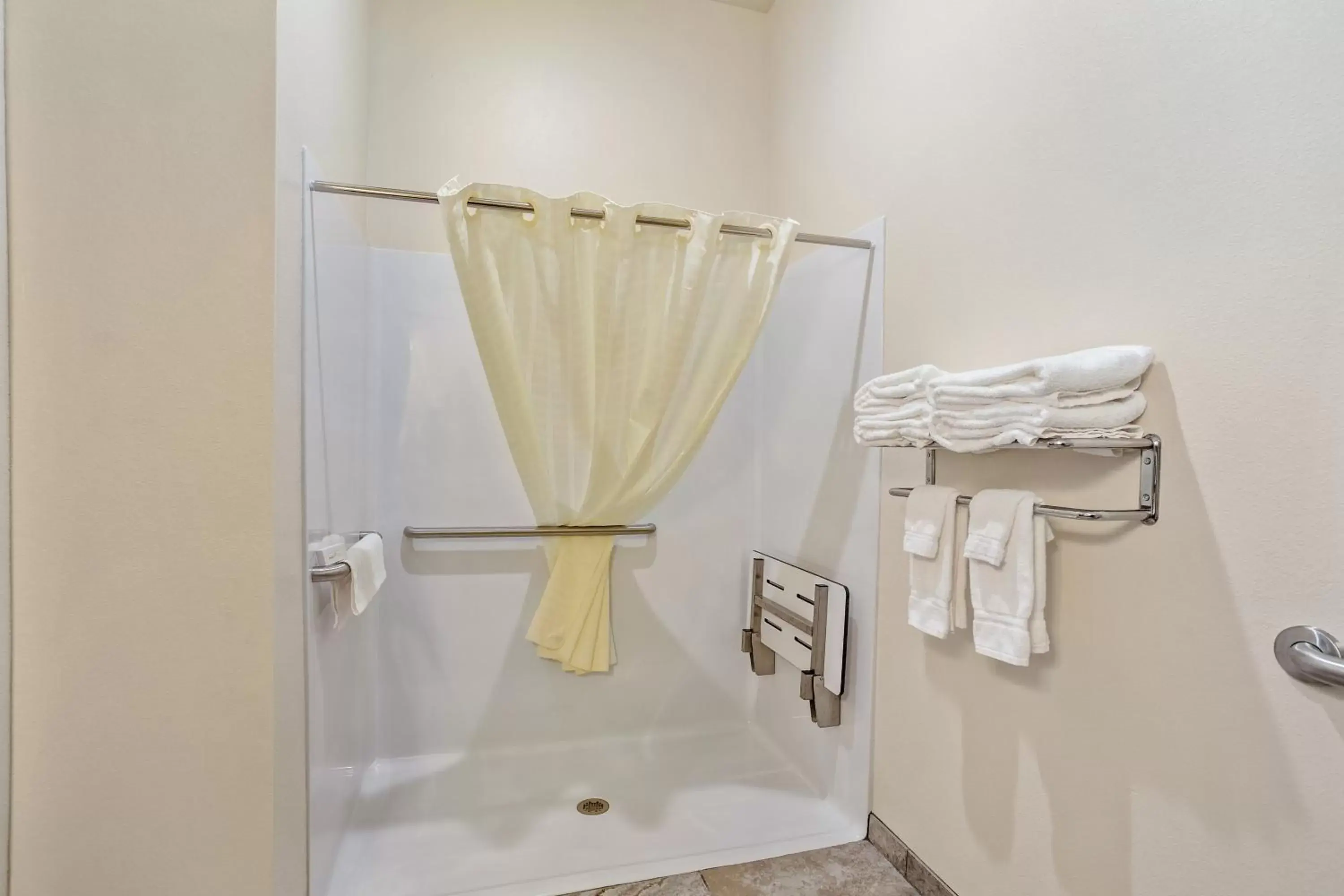 Shower, Bathroom in Cobblestone Hotel & Suites - Superior Duluth