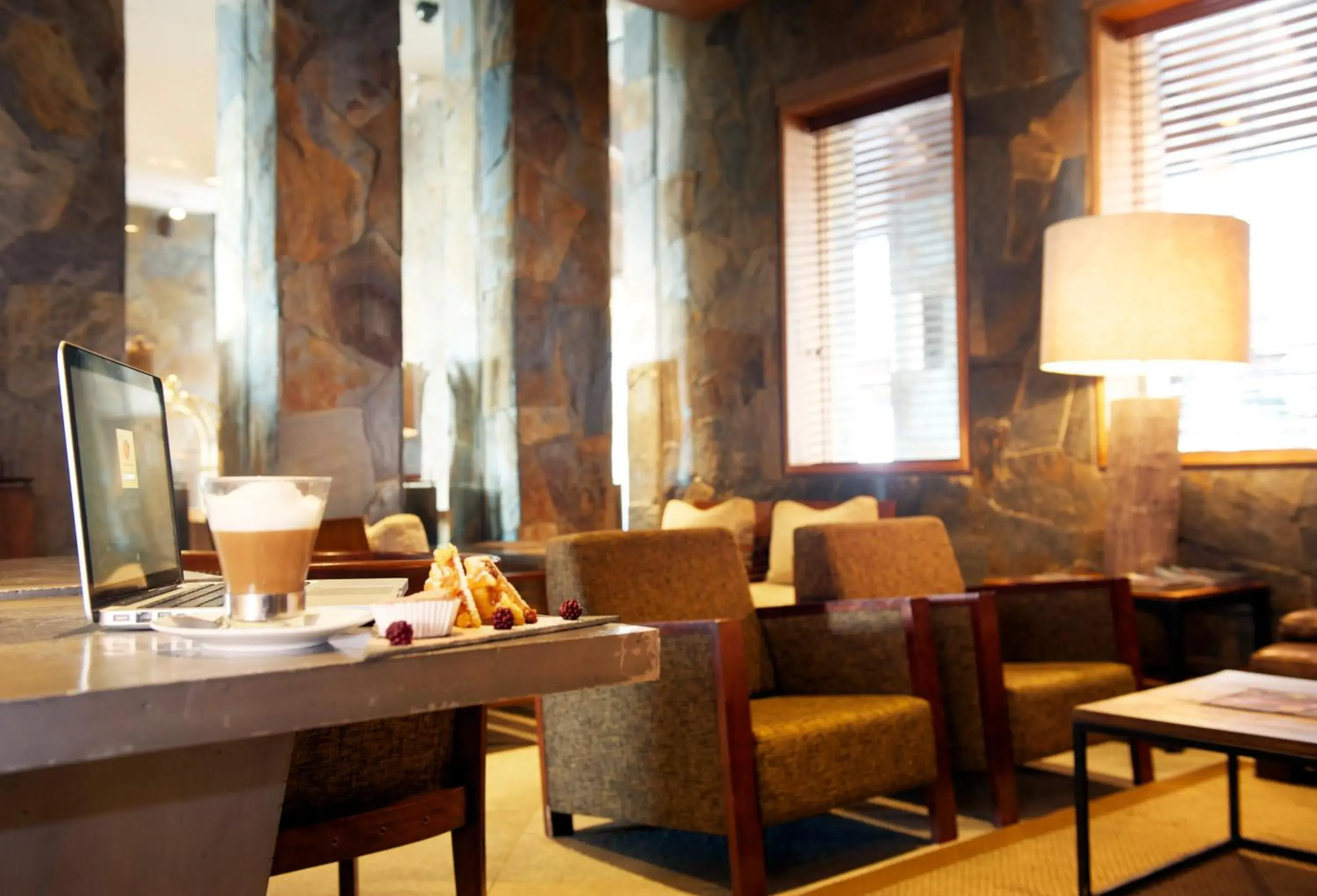 Lounge or bar, Restaurant/Places to Eat in Radisson Hotel Puerto Varas