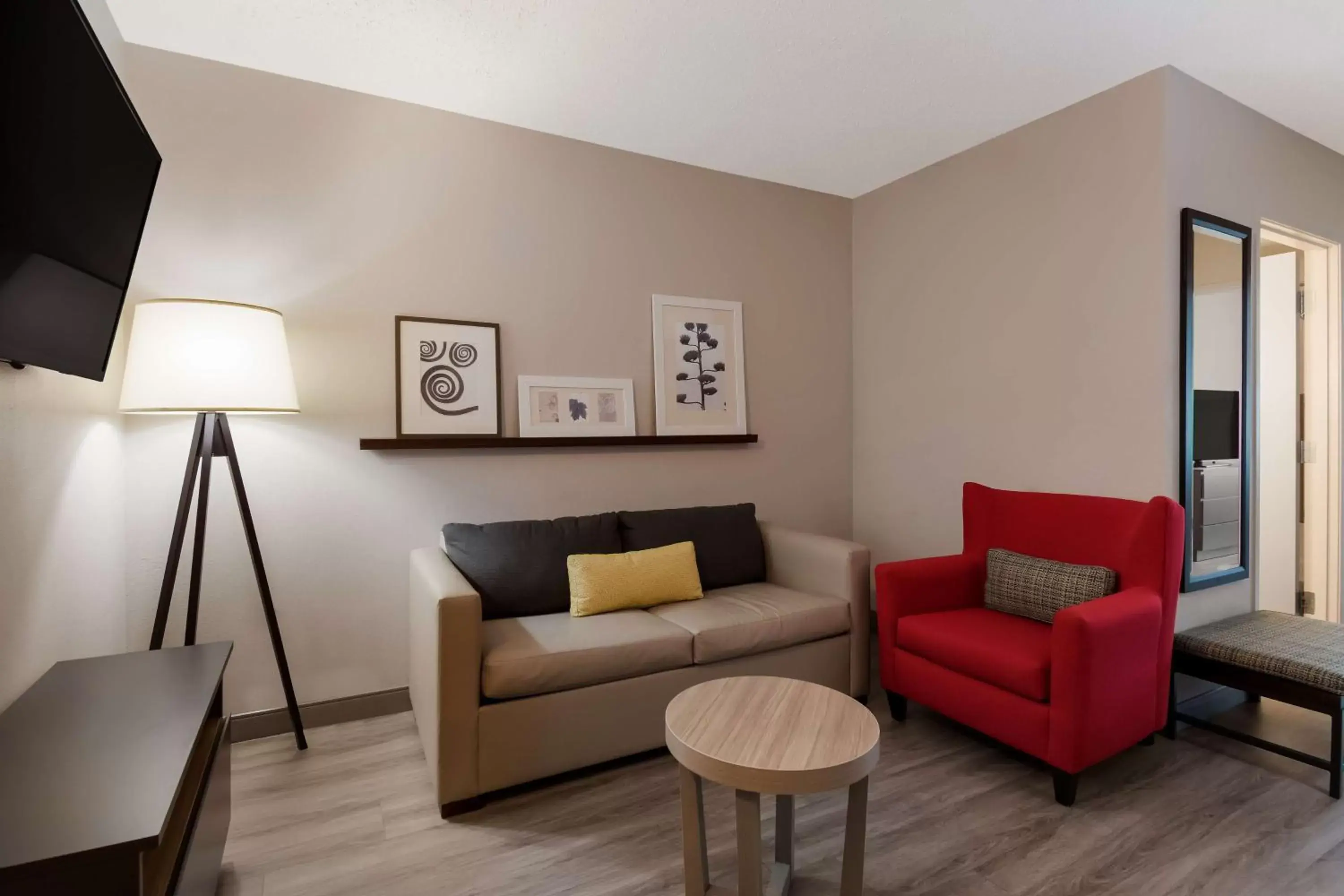 Photo of the whole room, Seating Area in Country Inn & Suites by Radisson, Harrisburg Northeast (Hershey), PA