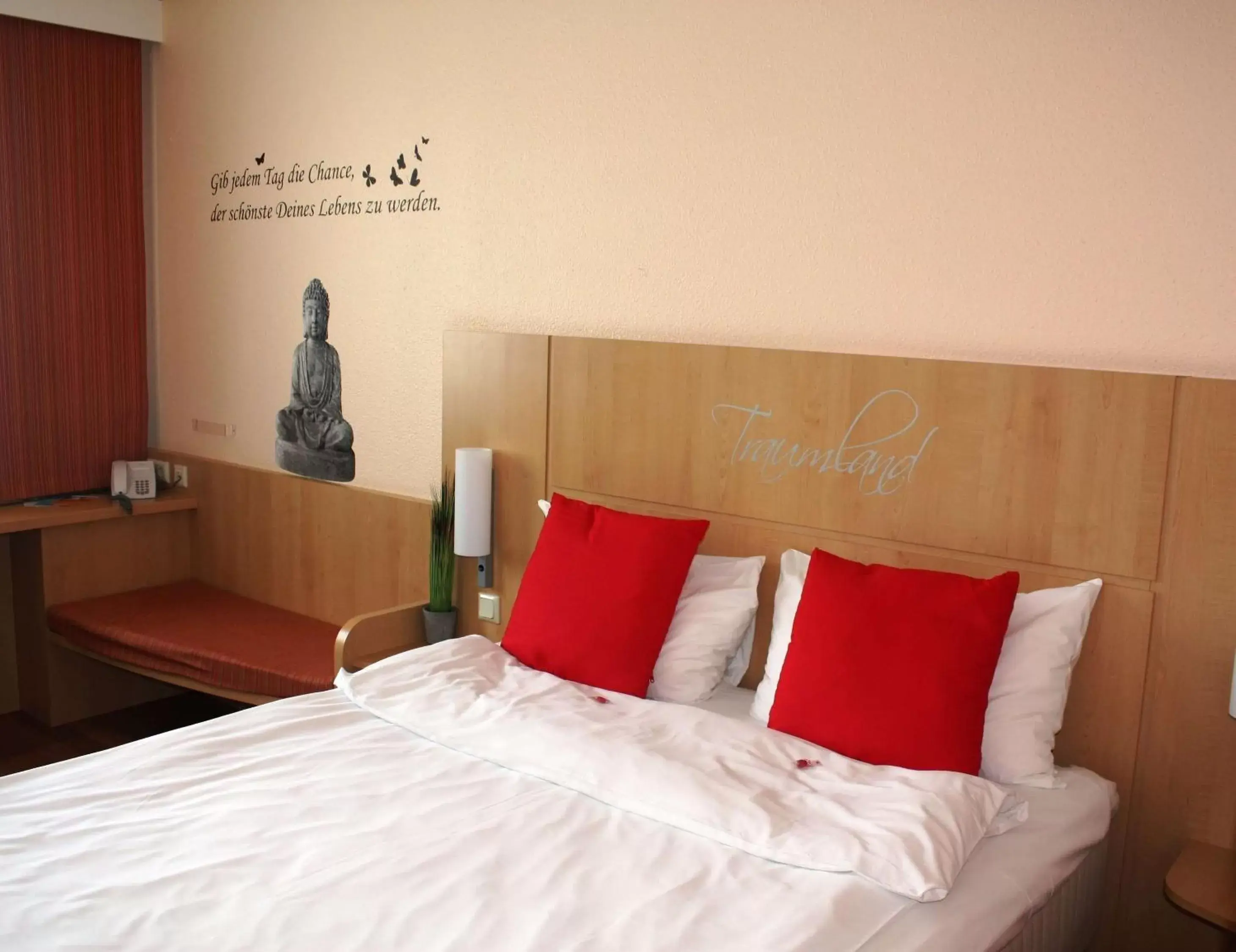 Photo of the whole room, Bed in Ibis Wien Messe