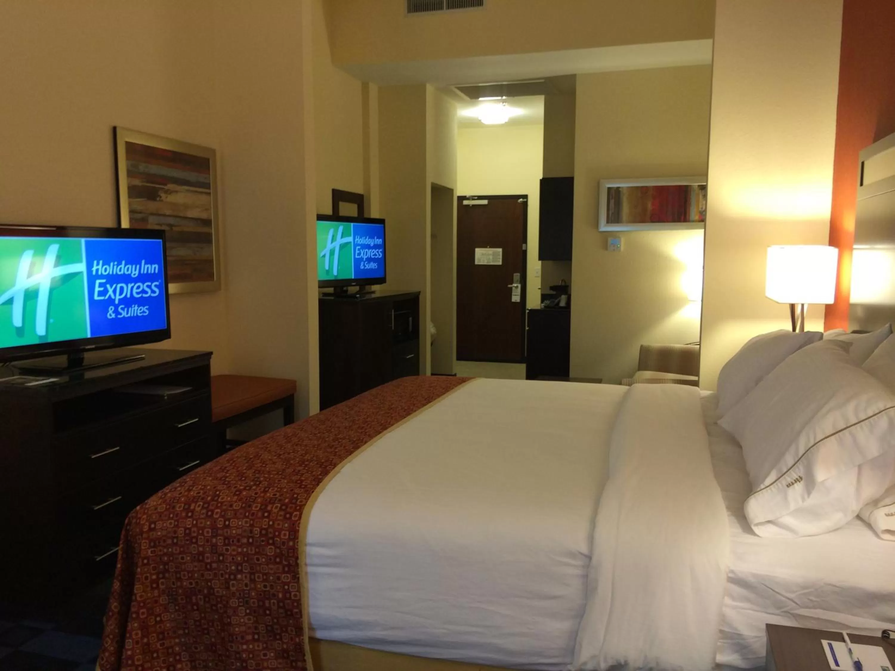 Photo of the whole room, Bed in Holiday Inn Express and Suites Columbia University Area by IHG
